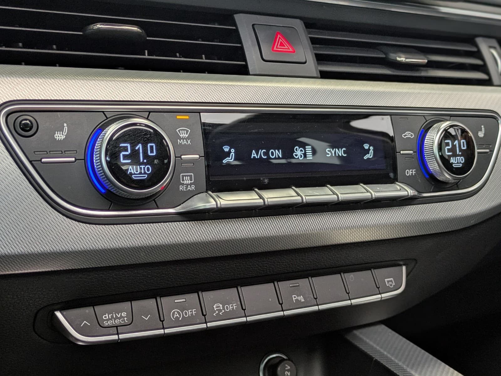 AUDI A4 40 TDI 204cv S tronic 7 Quattro Avus / Toit Ouvrant / B&O / CarPlay — photo 12