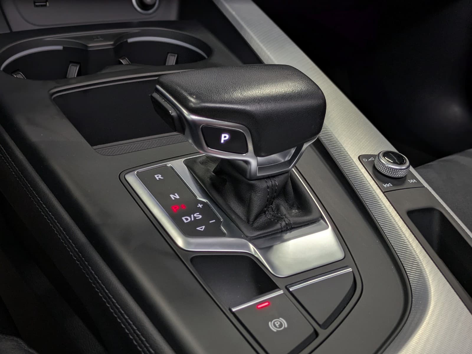 AUDI A4 40 TDI 204cv S tronic 7 Quattro Avus / Toit Ouvrant / B&O / CarPlay — photo 11