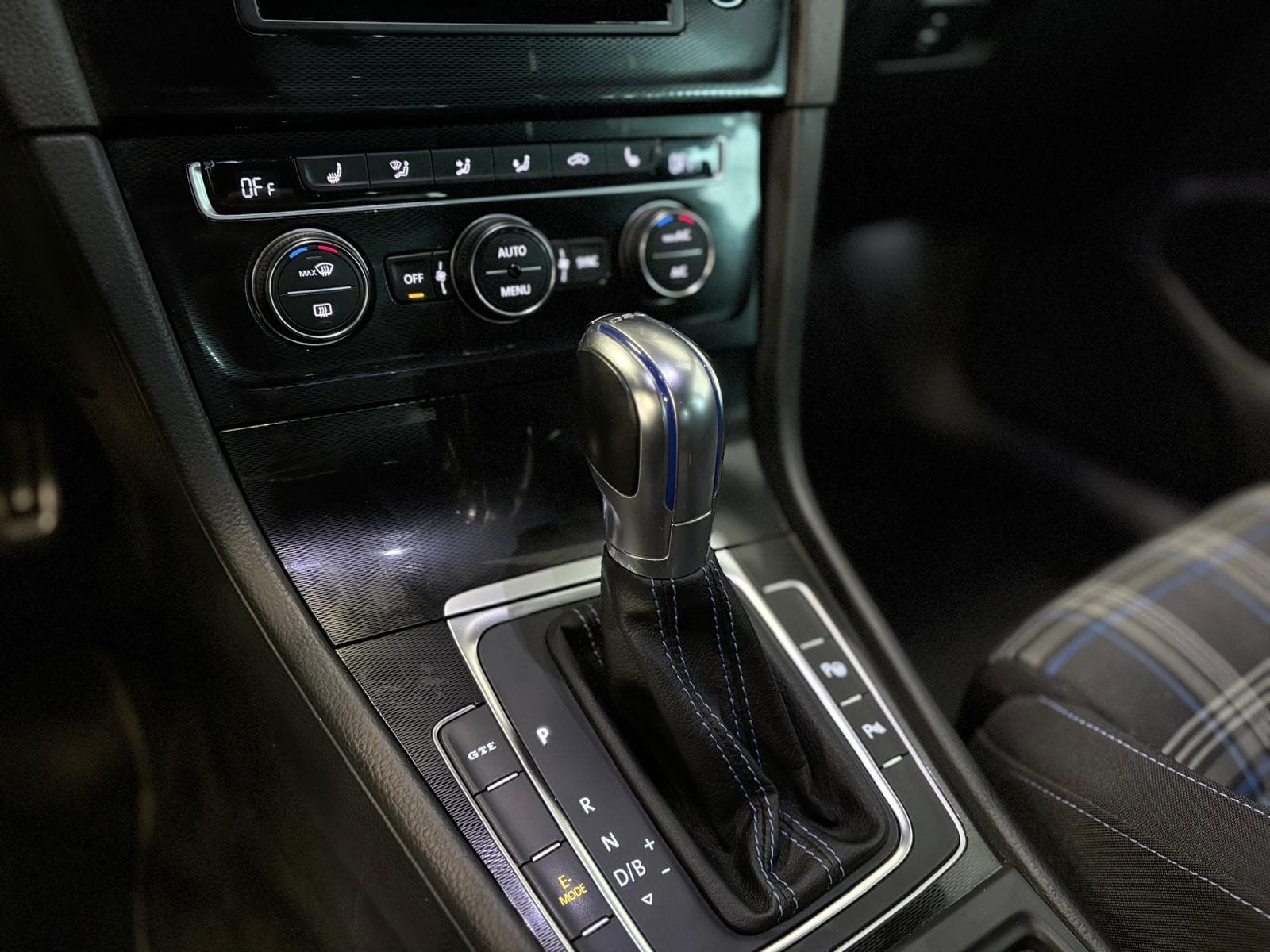 VOLKSWAGEN GOLF GTE TSI 204cv Hybride Rechargeable DSG6 / Camera / GPS / CarPlay — photo 7