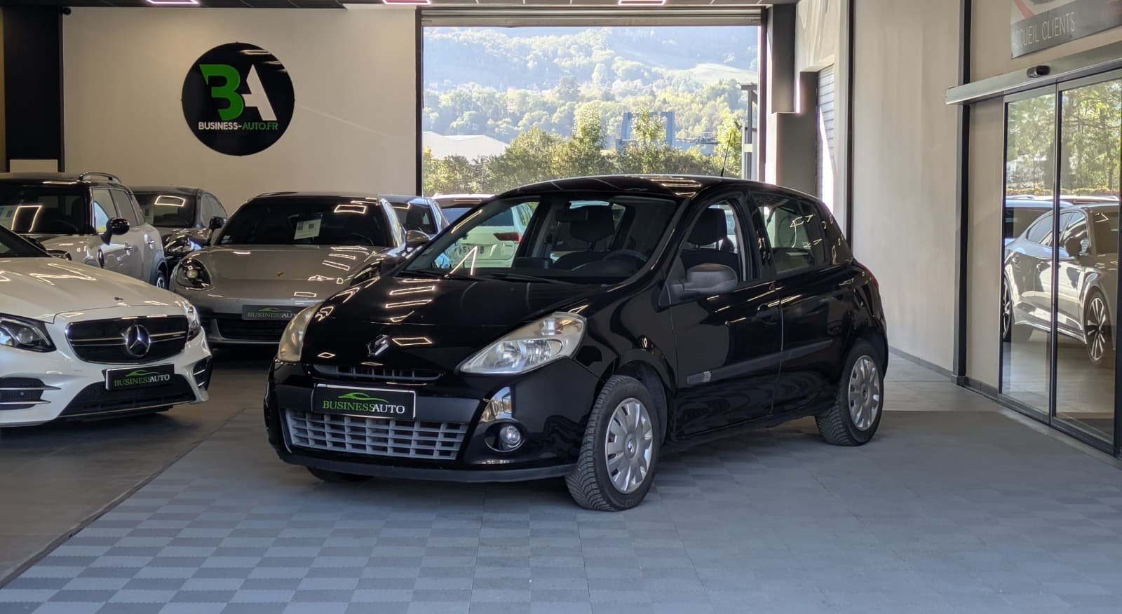 RENAULT CLIO dCi 75cv eco2 Business / Ecran / Régulateur / 5 Portes — photo 1