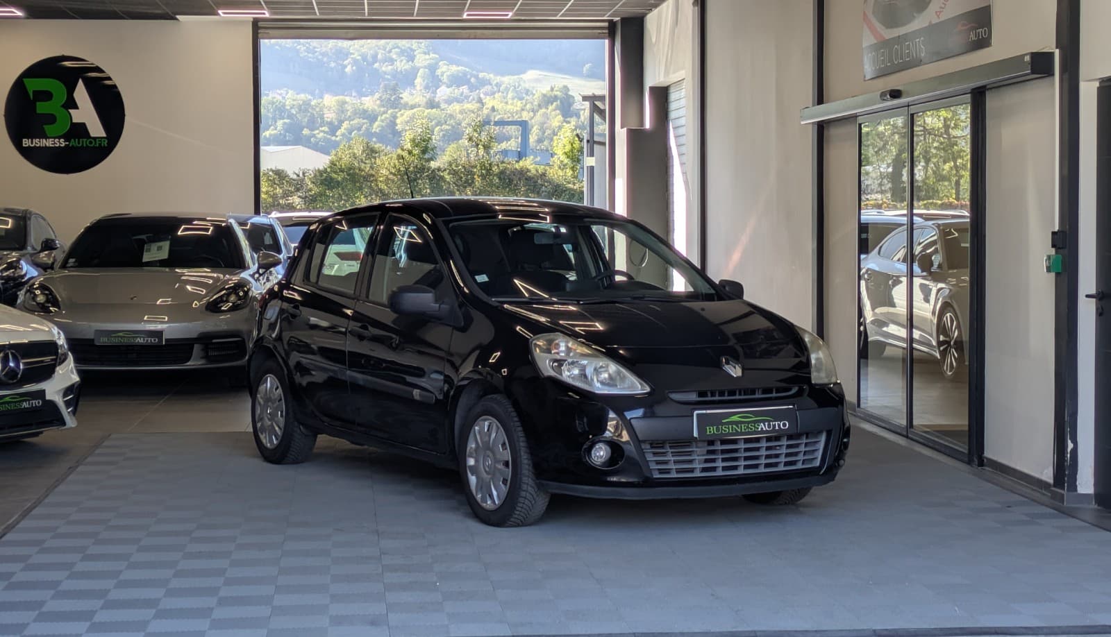 RENAULT CLIO dCi 75cv eco2 Business / Ecran / Régulateur / 5 Portes — photo 2