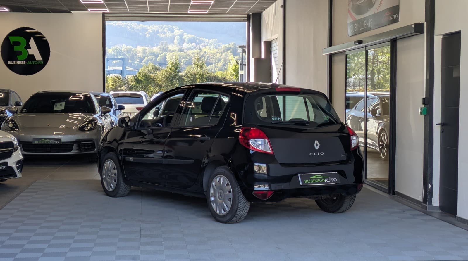 RENAULT CLIO dCi 75cv eco2 Business / Ecran / Régulateur / 5 Portes — photo 8
