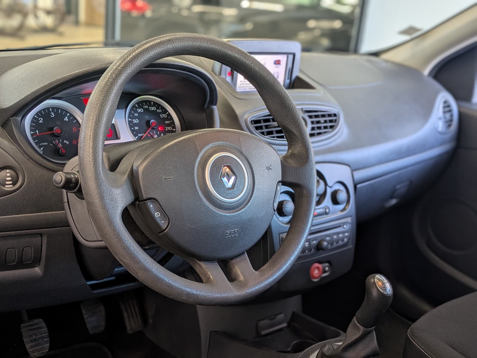 RENAULT CLIO dCi 75cv eco2 Business / Ecran / Régulateur / 5 Portes — photo 3