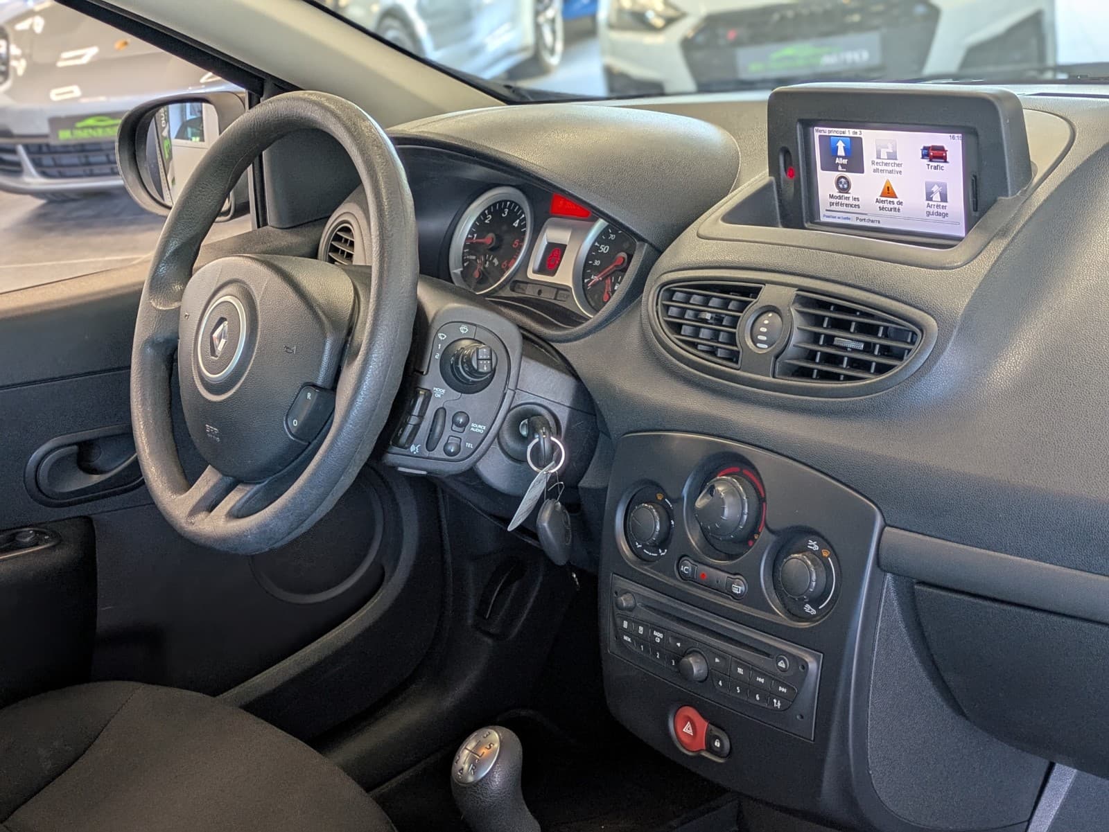 RENAULT CLIO dCi 75cv eco2 Business / Ecran / Régulateur / 5 Portes — photo 4