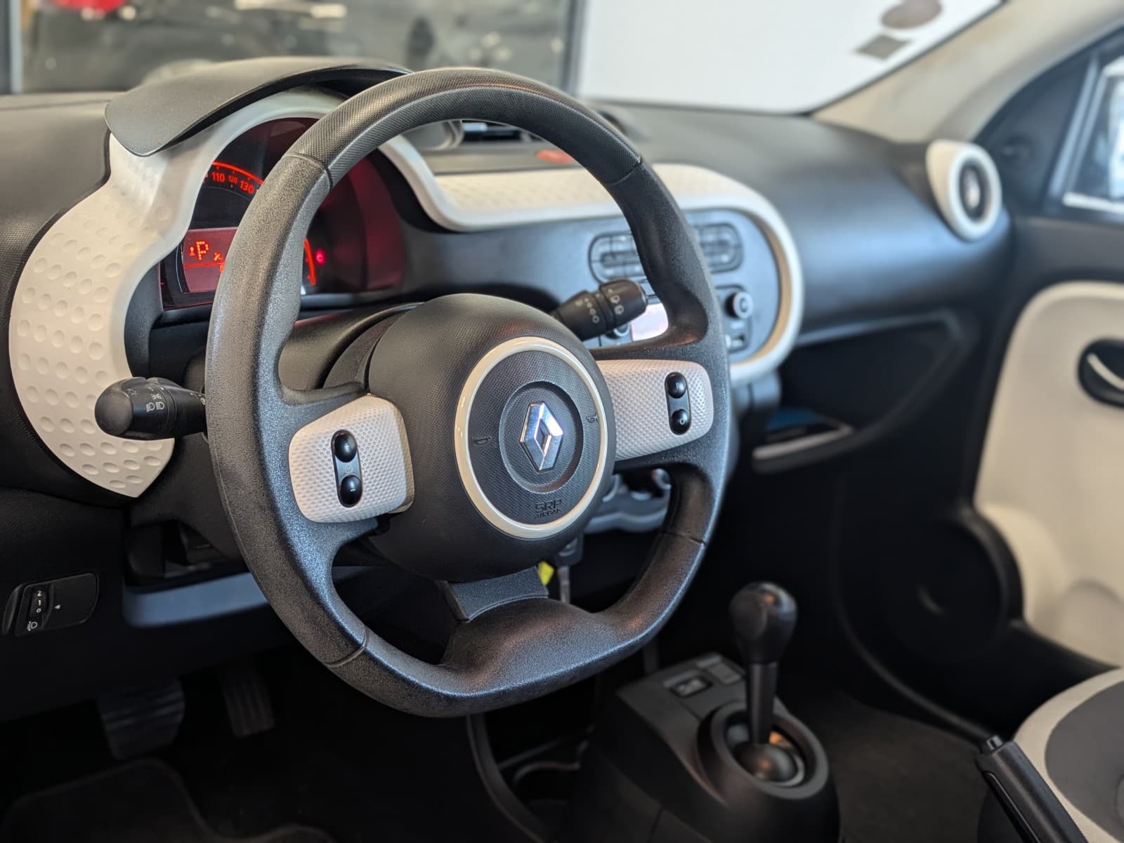 RENAULT TWINGO 0.9 TCe 90 Limited EDC — photo 7