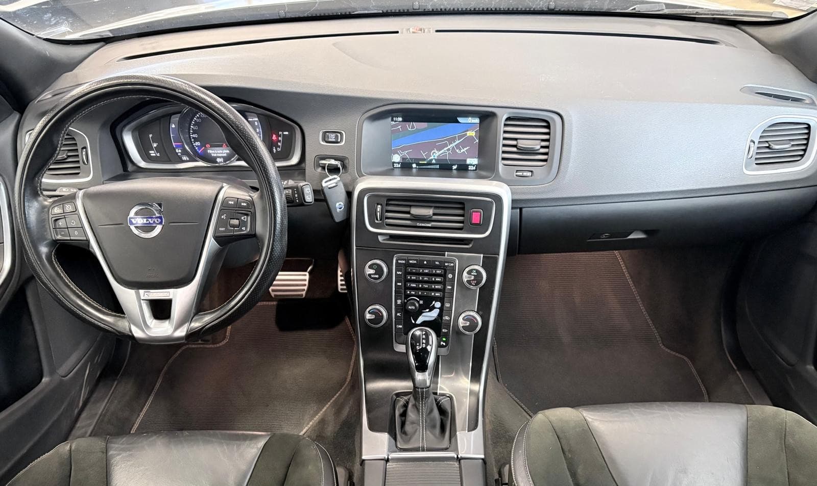 VOLVO V60 D4 190 ch Stop&Start Geartronic 8 Momentum — photo 3