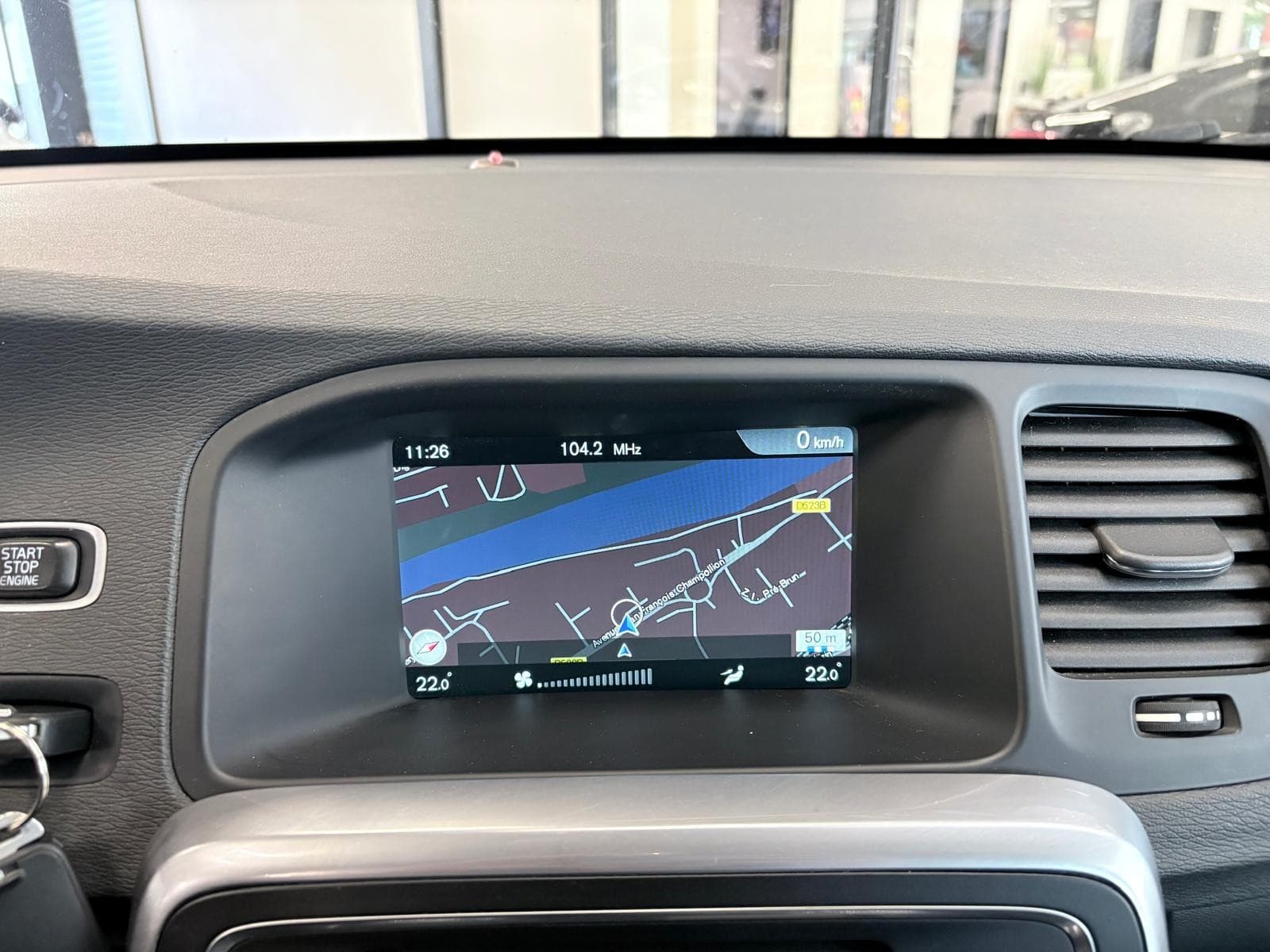 VOLVO V60 D4 190 ch Stop&Start Geartronic 8 Momentum — photo 8