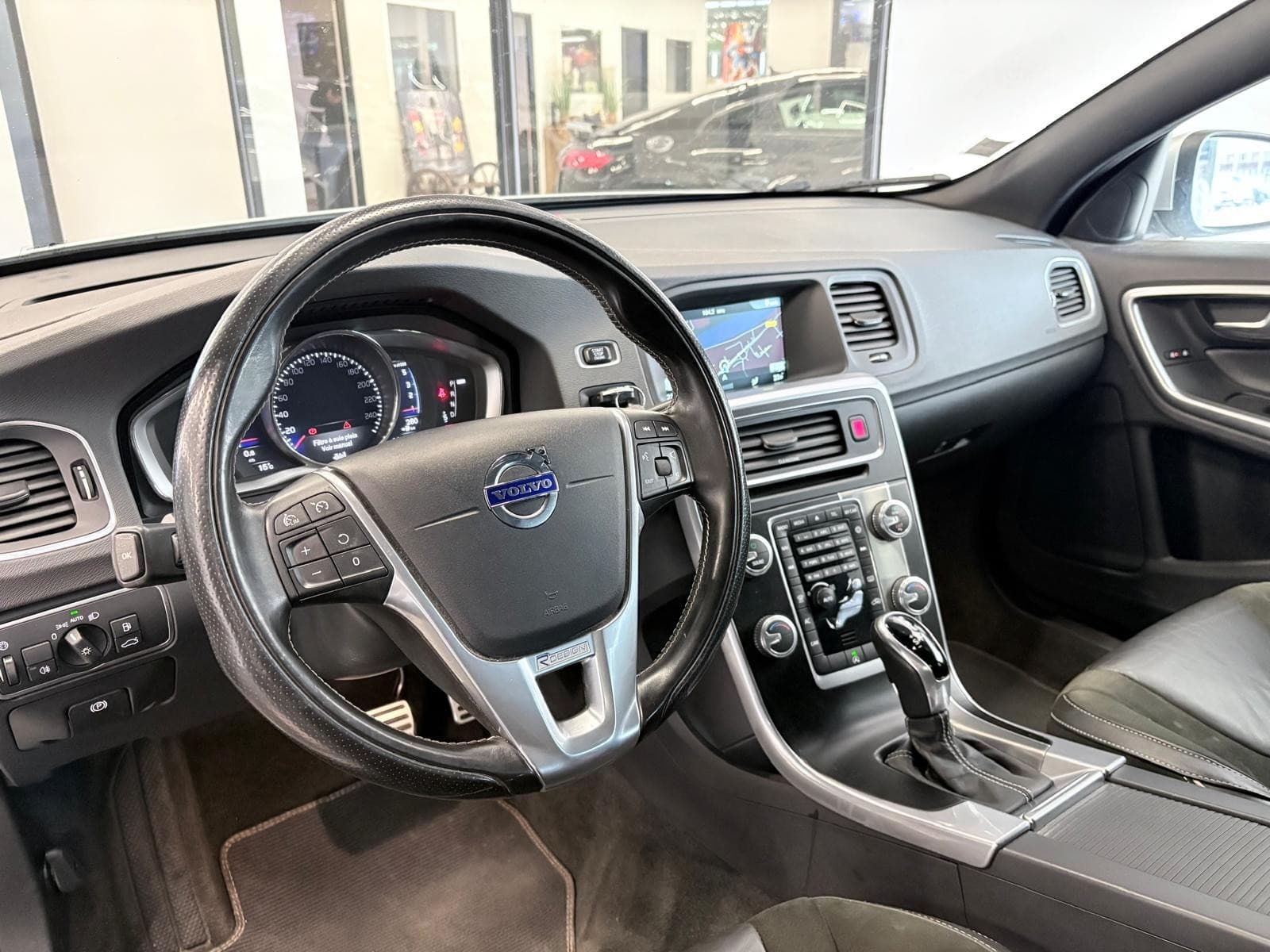 VOLVO V60 D4 190 ch Stop&Start Geartronic 8 Momentum — photo 6
