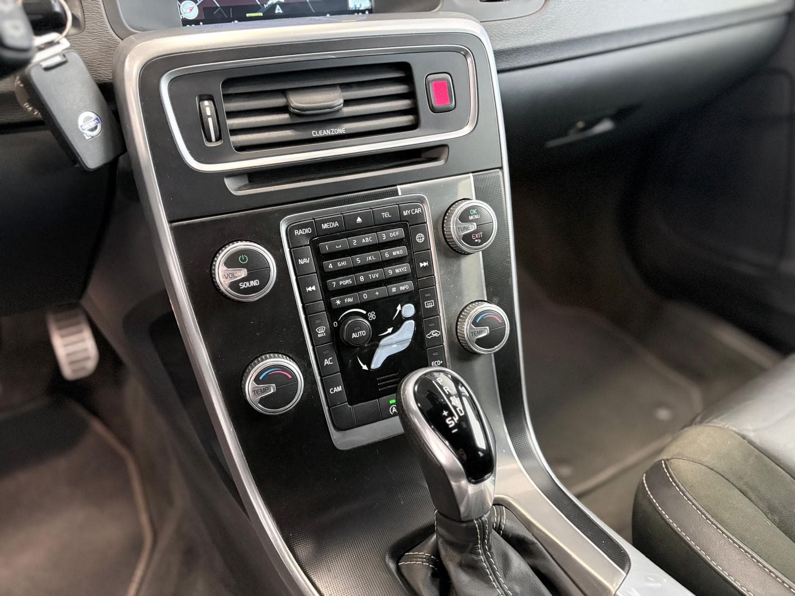 VOLVO V60 D4 190 ch Stop&Start Geartronic 8 Momentum — photo 11