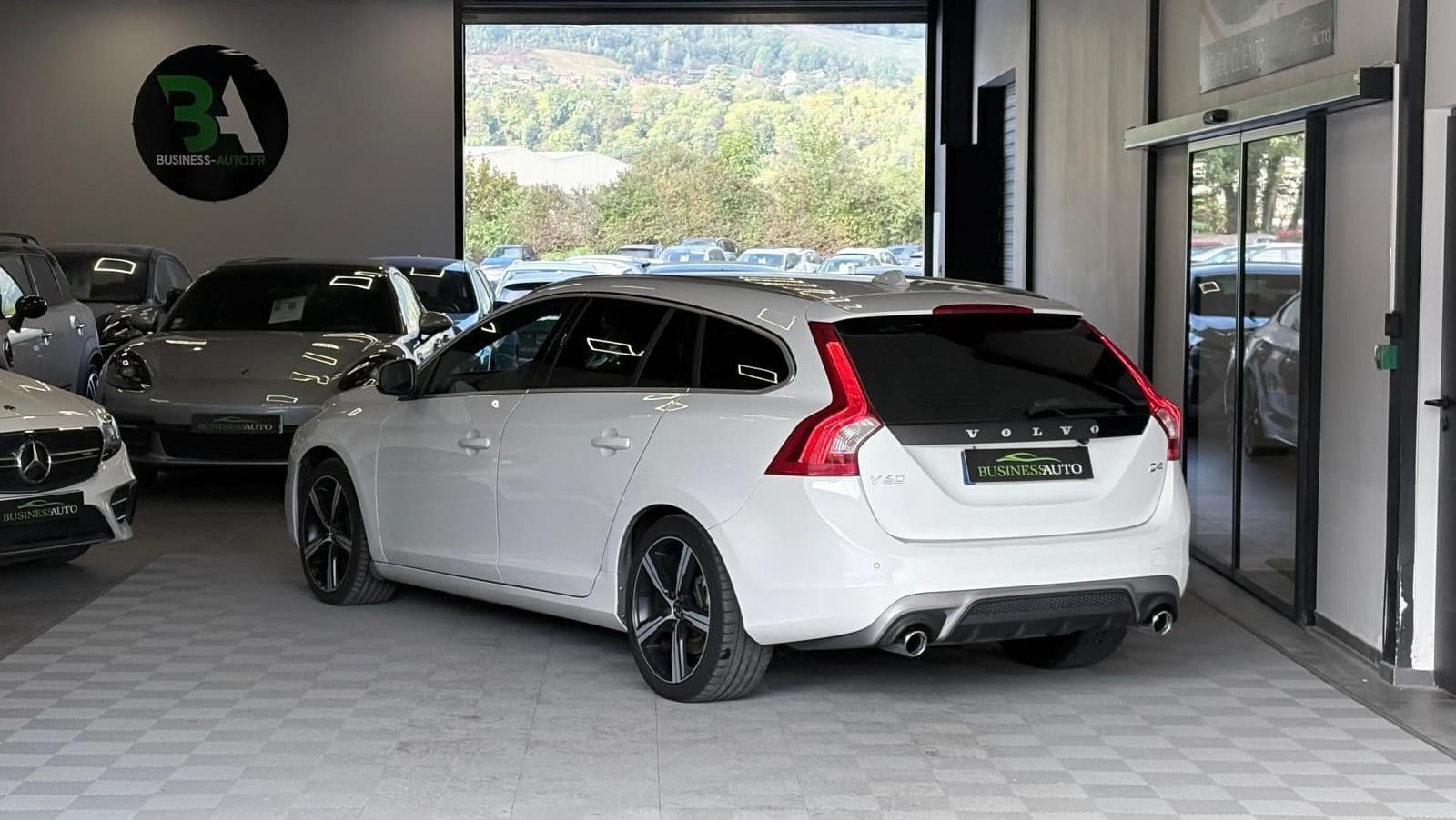 VOLVO V60 D4 190 ch Stop&Start Geartronic 8 Momentum — photo 9