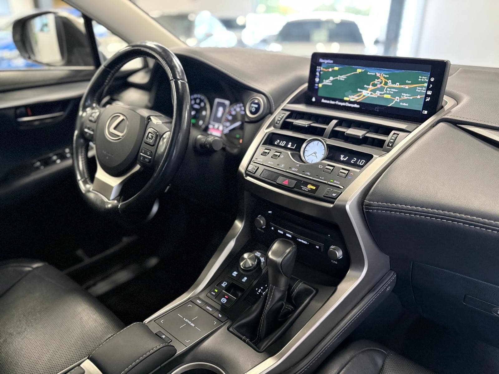 LEXUS NX 300h 4WD Luxe / GPS / Camera / Toit Panoramique — photo 6