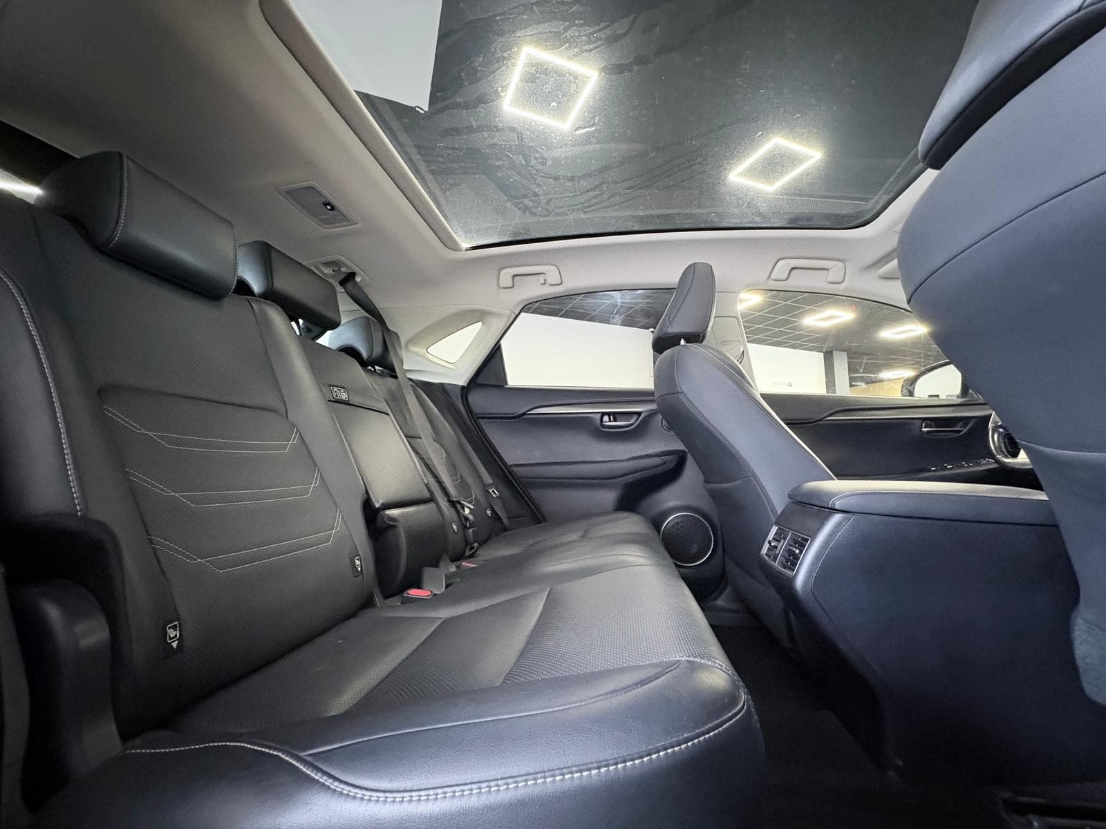 LEXUS NX 300h 4WD Luxe / GPS / Camera / Toit Panoramique — photo 4