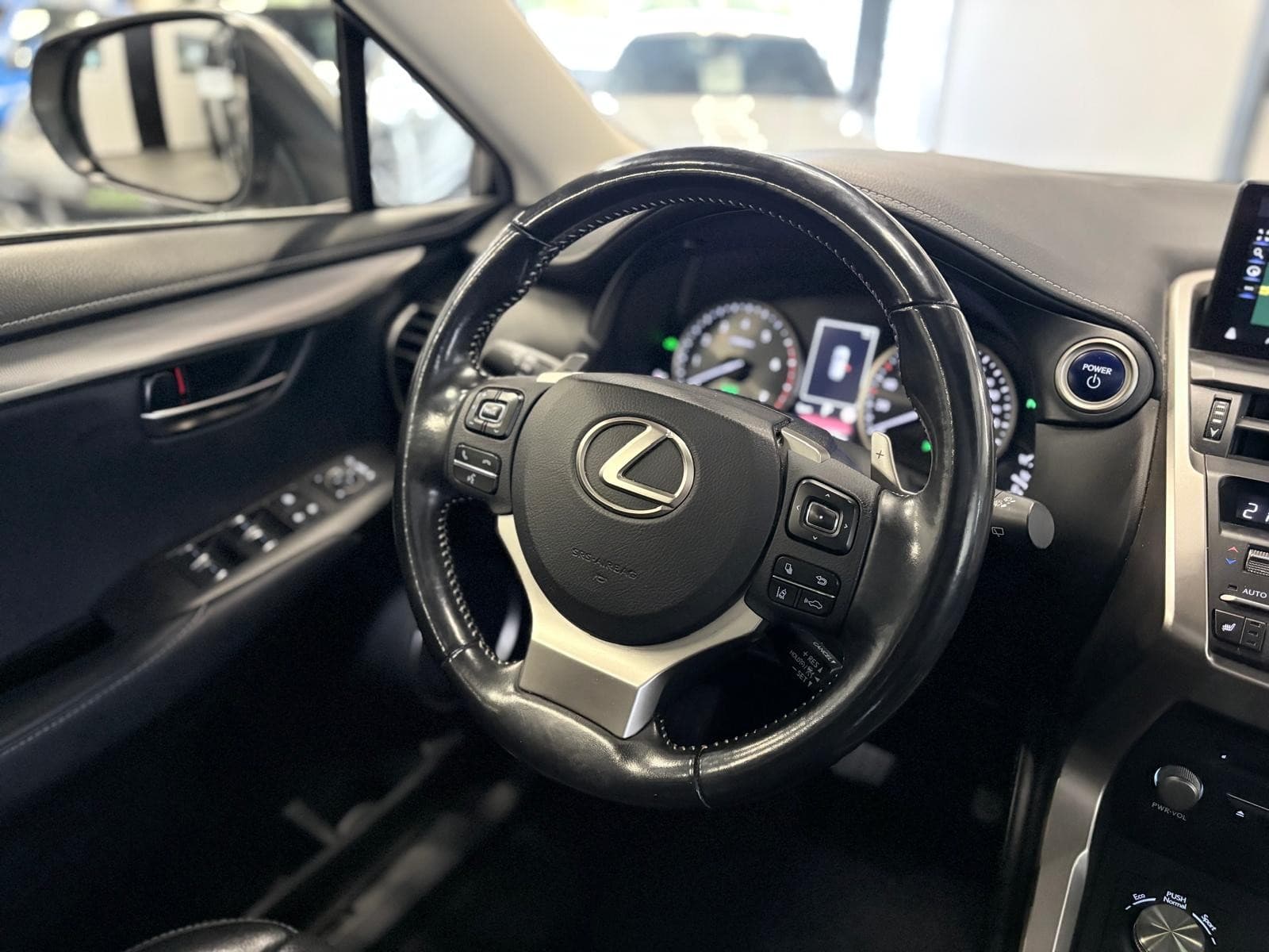 LEXUS NX 300h 4WD Luxe / GPS / Camera / Toit Panoramique — photo 8