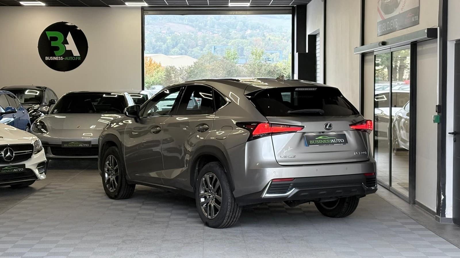 LEXUS NX 300h 4WD Luxe / GPS / Camera / Toit Panoramique — photo 9