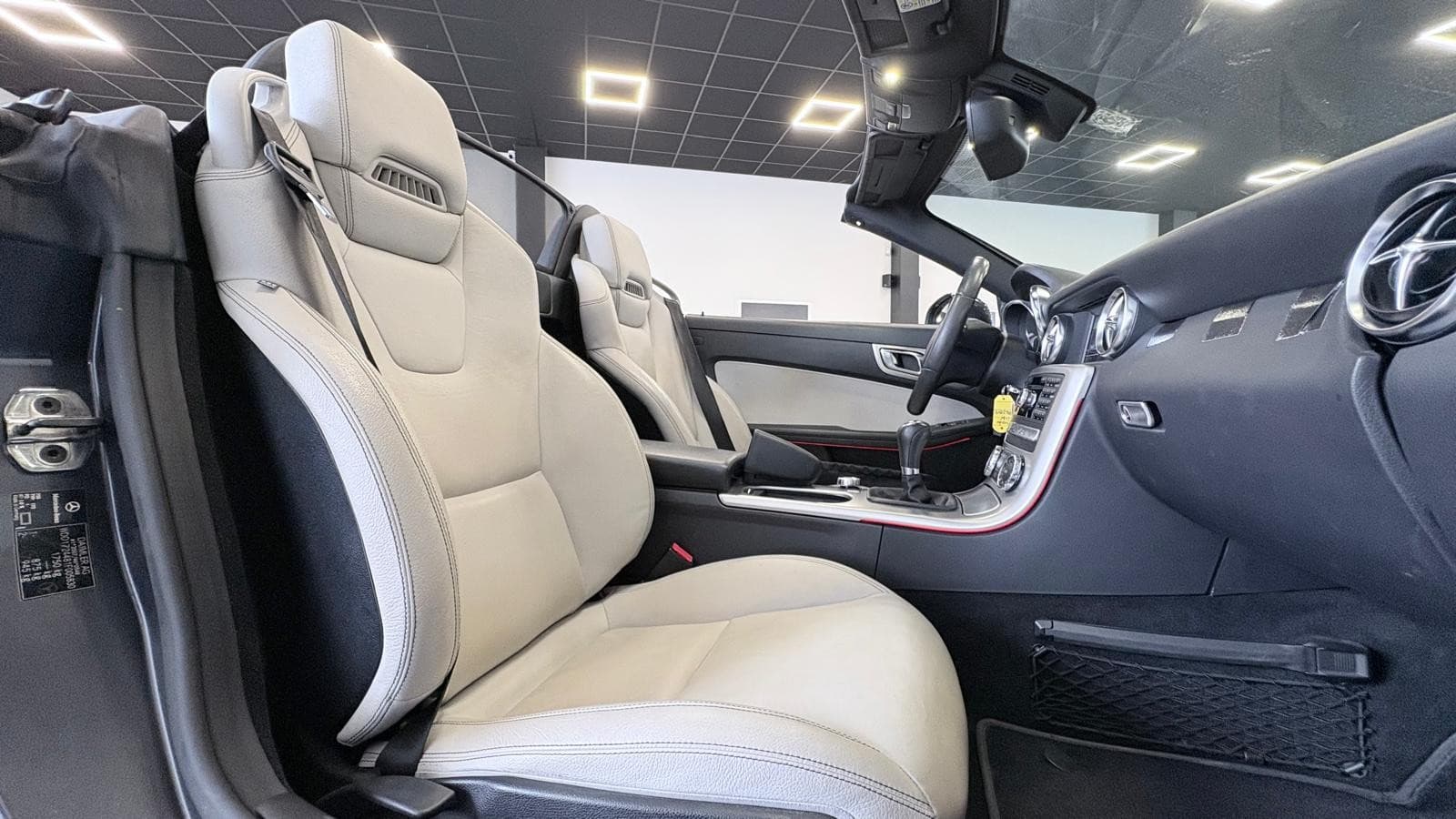 MERCEDES CLASSE SLK 200 1.8 184cv Décapotable / Toit Panoramique / Chauffage de Nuque / Cuir / Sièges Chauffants — photo 4