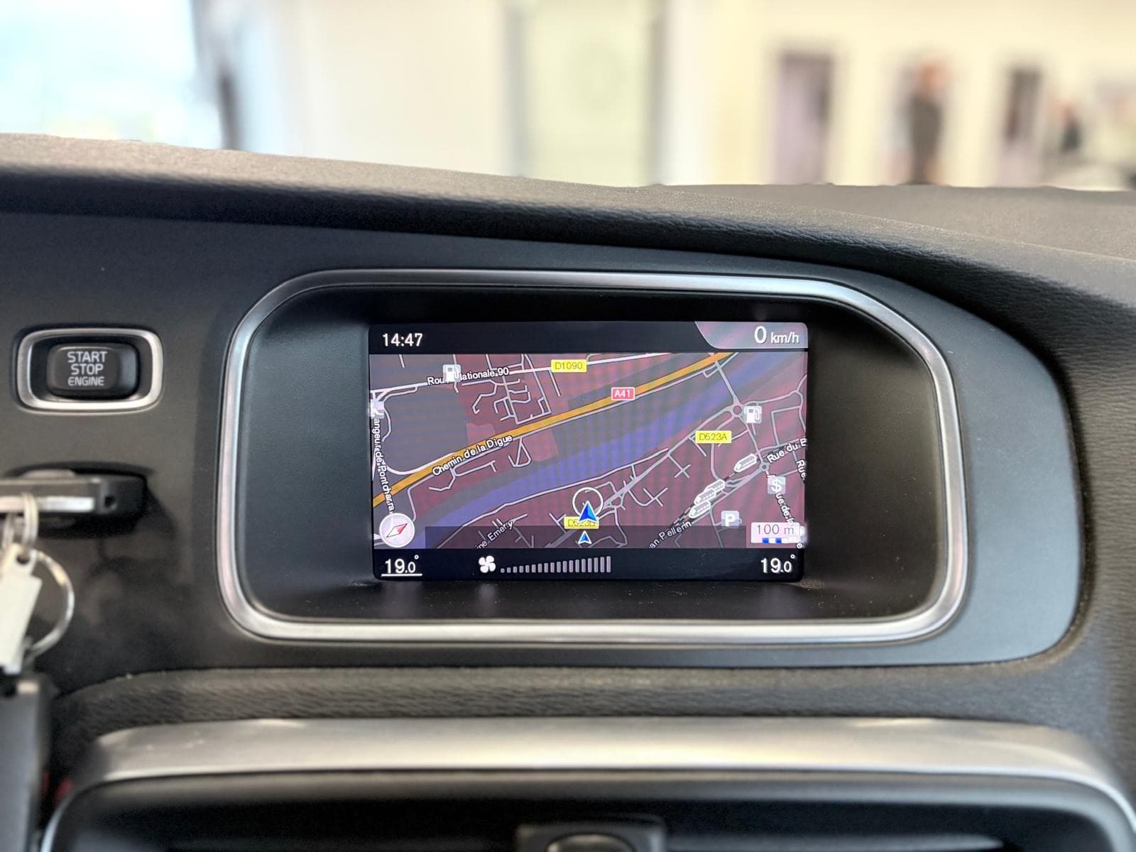 VOLVO V40 D2 120cv Geartronic 6 Cross Country / GPS / Toit Panoramique / Camera — photo 8