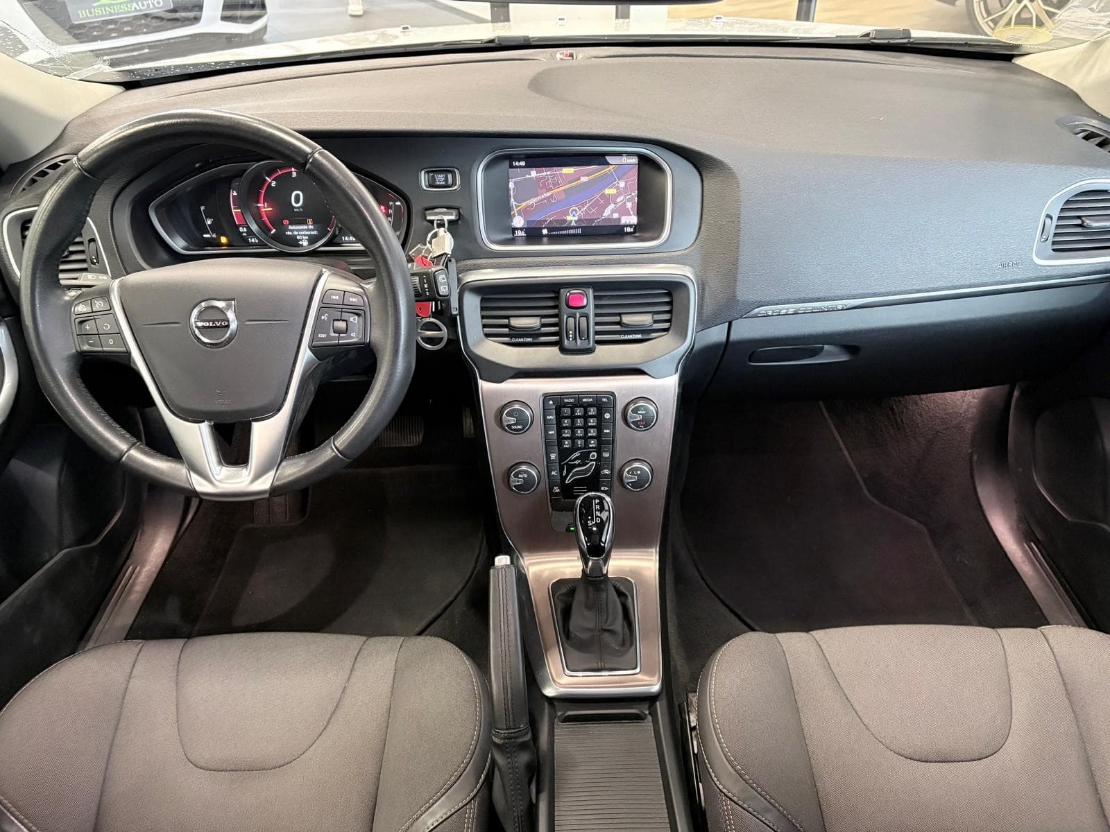 VOLVO V40 D2 120cv Geartronic 6 Cross Country / GPS / Toit Panoramique / Camera — photo 3