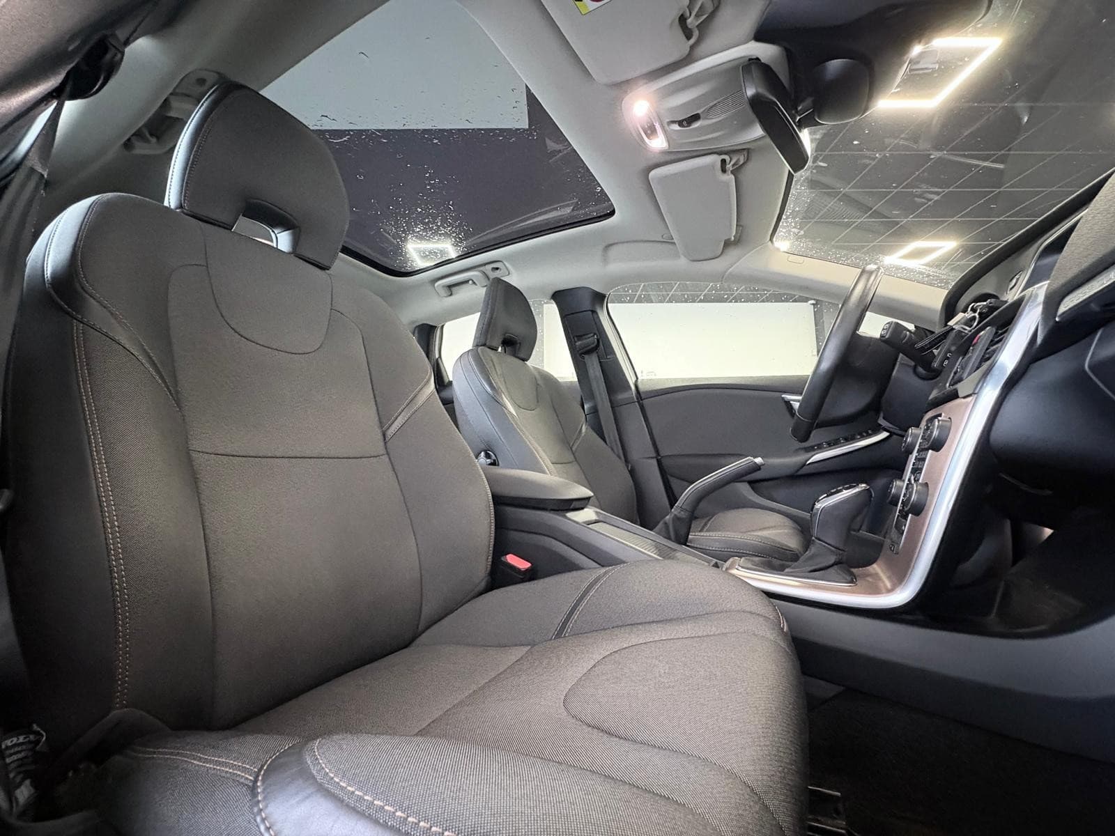 VOLVO V40 D2 120cv Geartronic 6 Cross Country / GPS / Toit Panoramique / Camera — photo 5