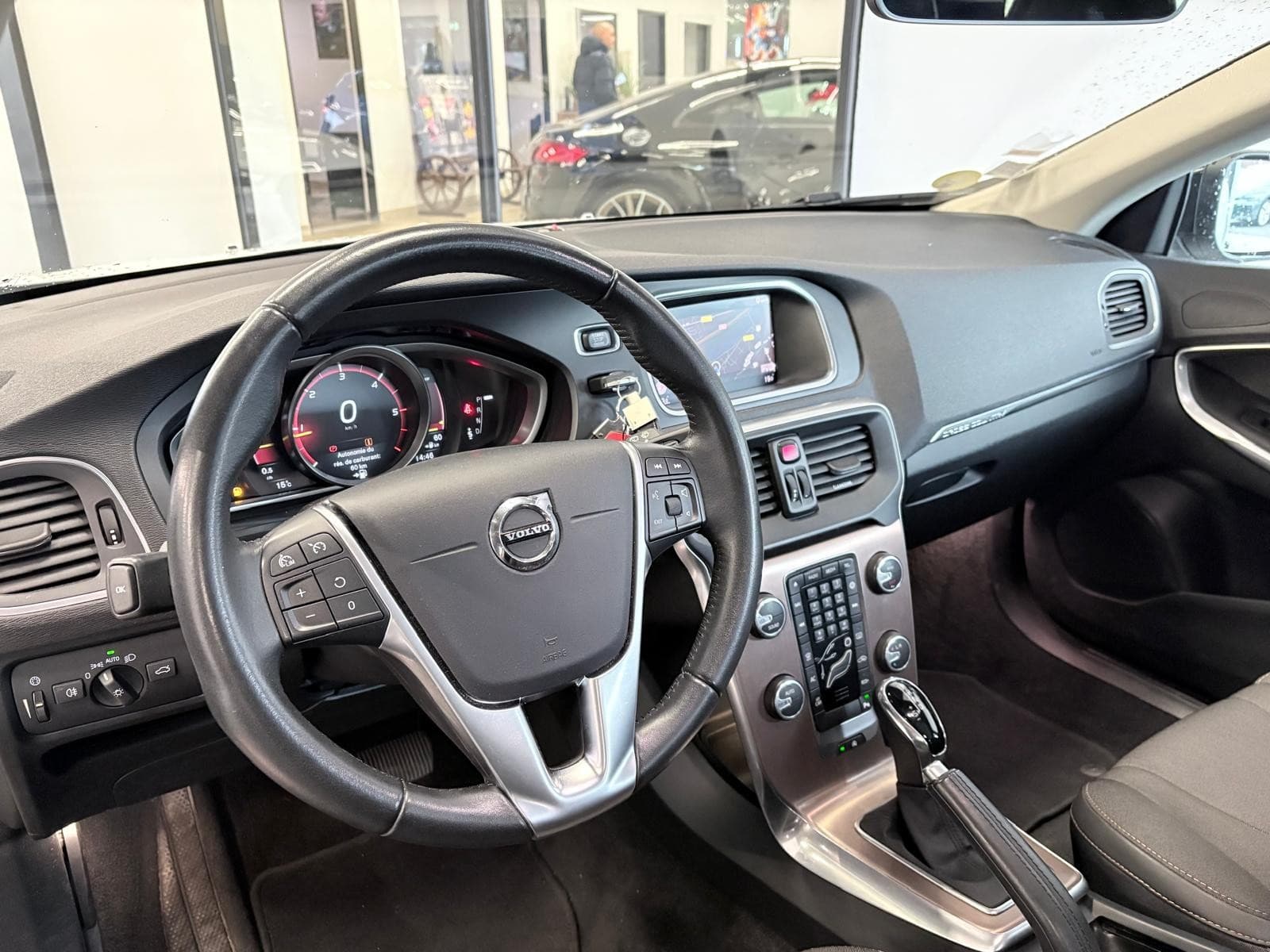 VOLVO V40 D2 120cv Geartronic 6 Cross Country / GPS / Toit Panoramique / Camera — photo 6