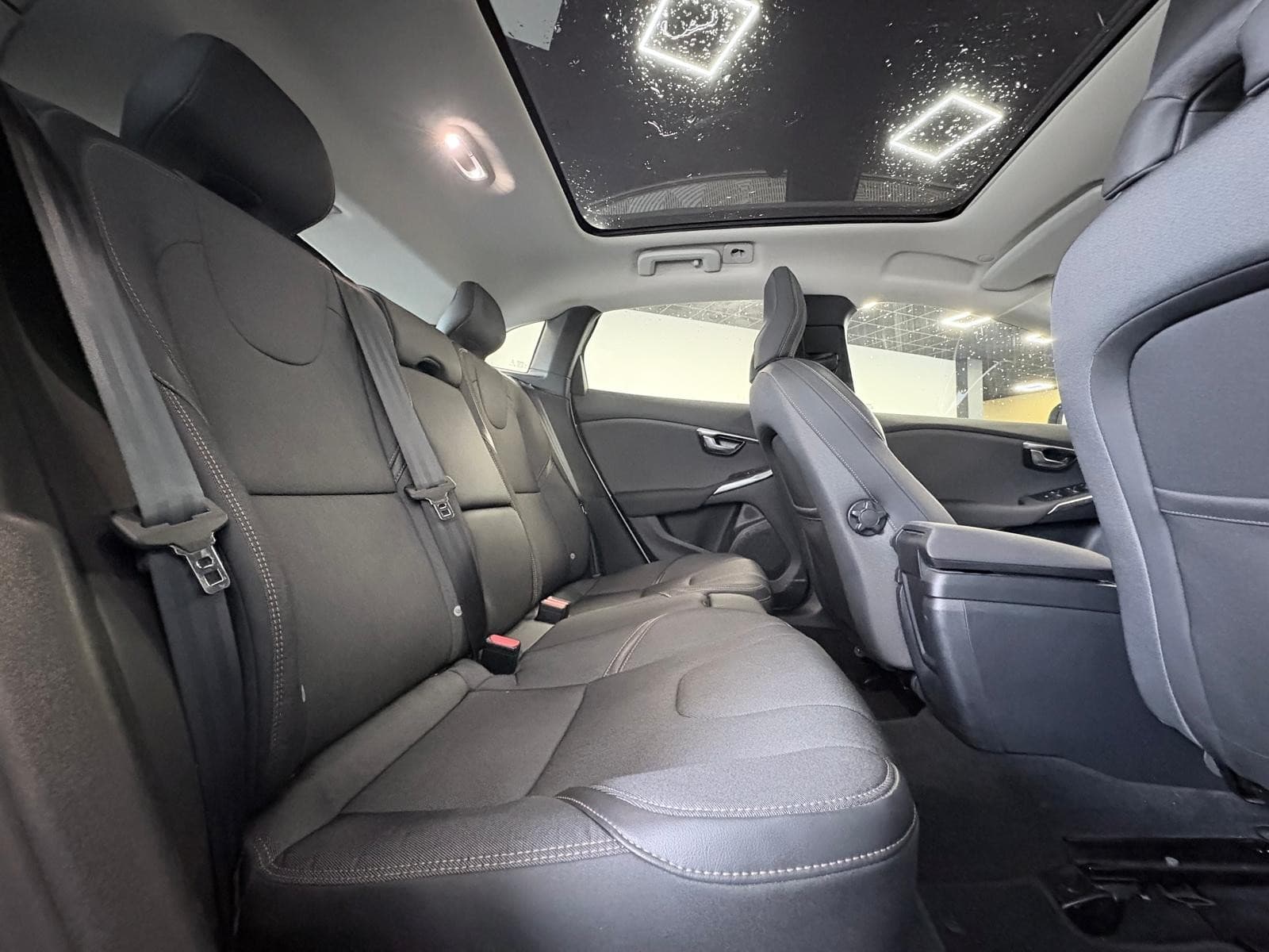 VOLVO V40 D2 120cv Geartronic 6 Cross Country / GPS / Toit Panoramique / Camera — photo 4