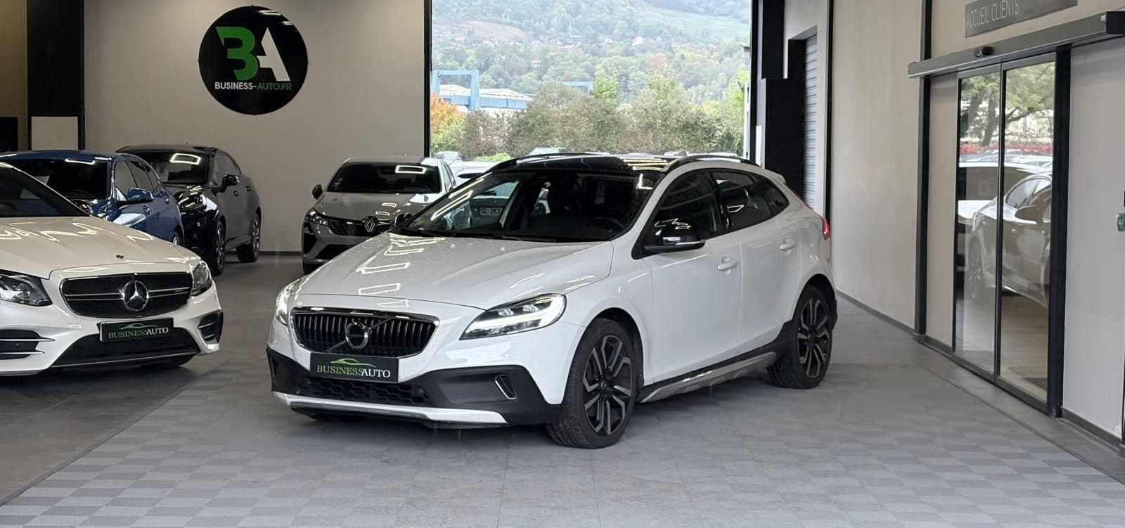 VOLVO V40 D2 120cv Geartronic 6 Cross Country / GPS / Toit Panoramique / Camera — photo 1
