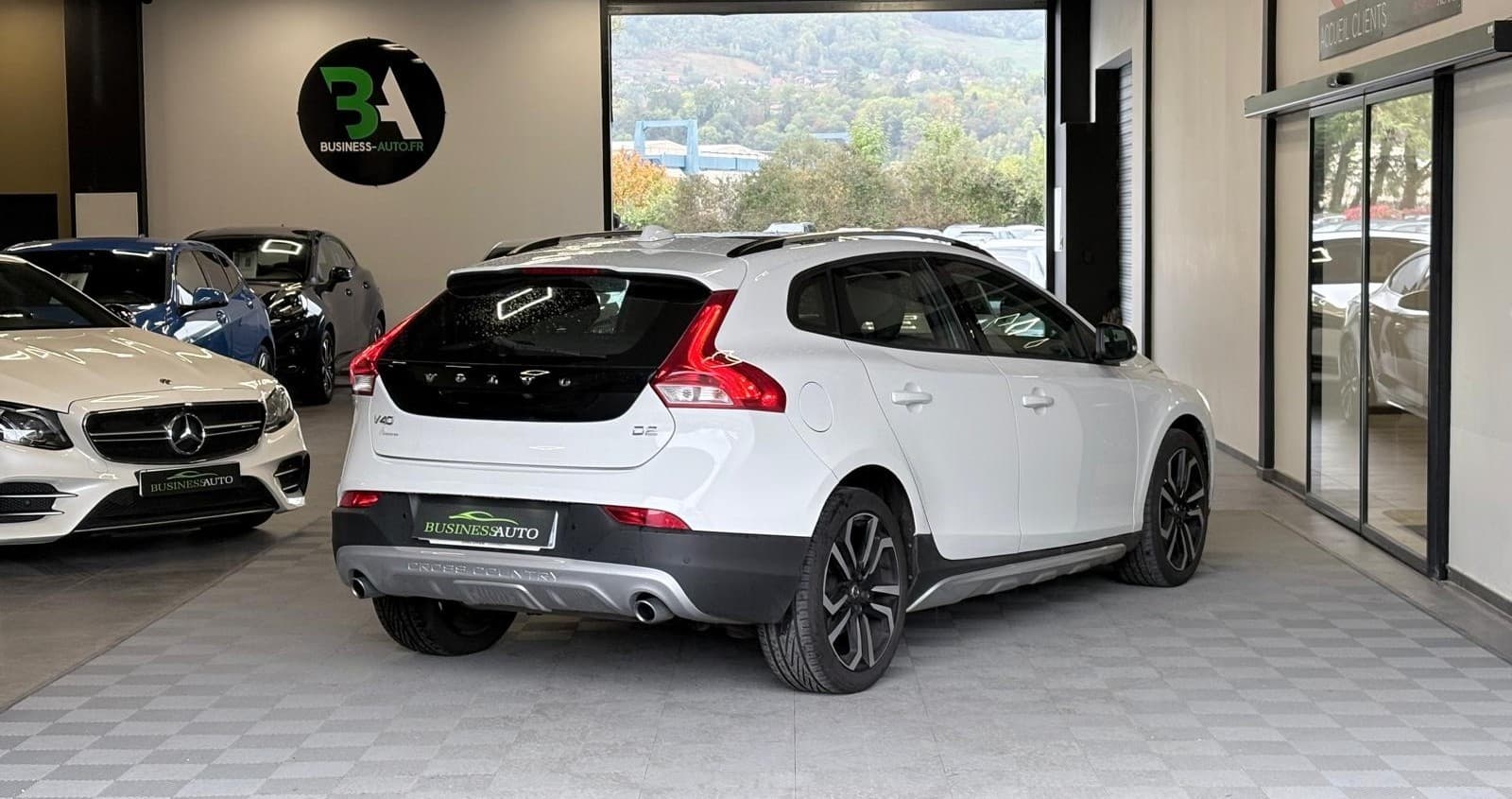 VOLVO V40 D2 120cv Geartronic 6 Cross Country / GPS / Toit Panoramique / Camera — photo 10