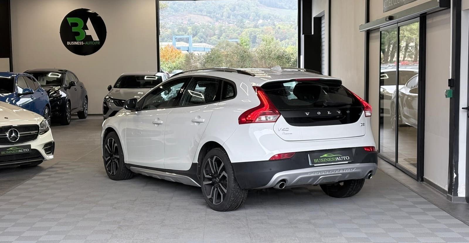 VOLVO V40 D2 120cv Geartronic 6 Cross Country / GPS / Toit Panoramique / Camera — photo 9