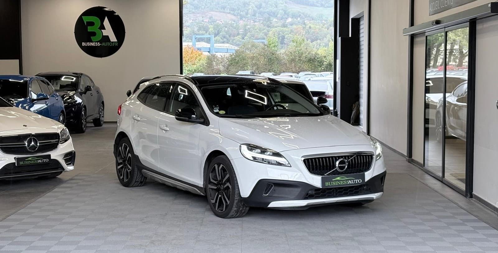 VOLVO V40 D2 120cv Geartronic 6 Cross Country / GPS / Toit Panoramique / Camera — photo 2