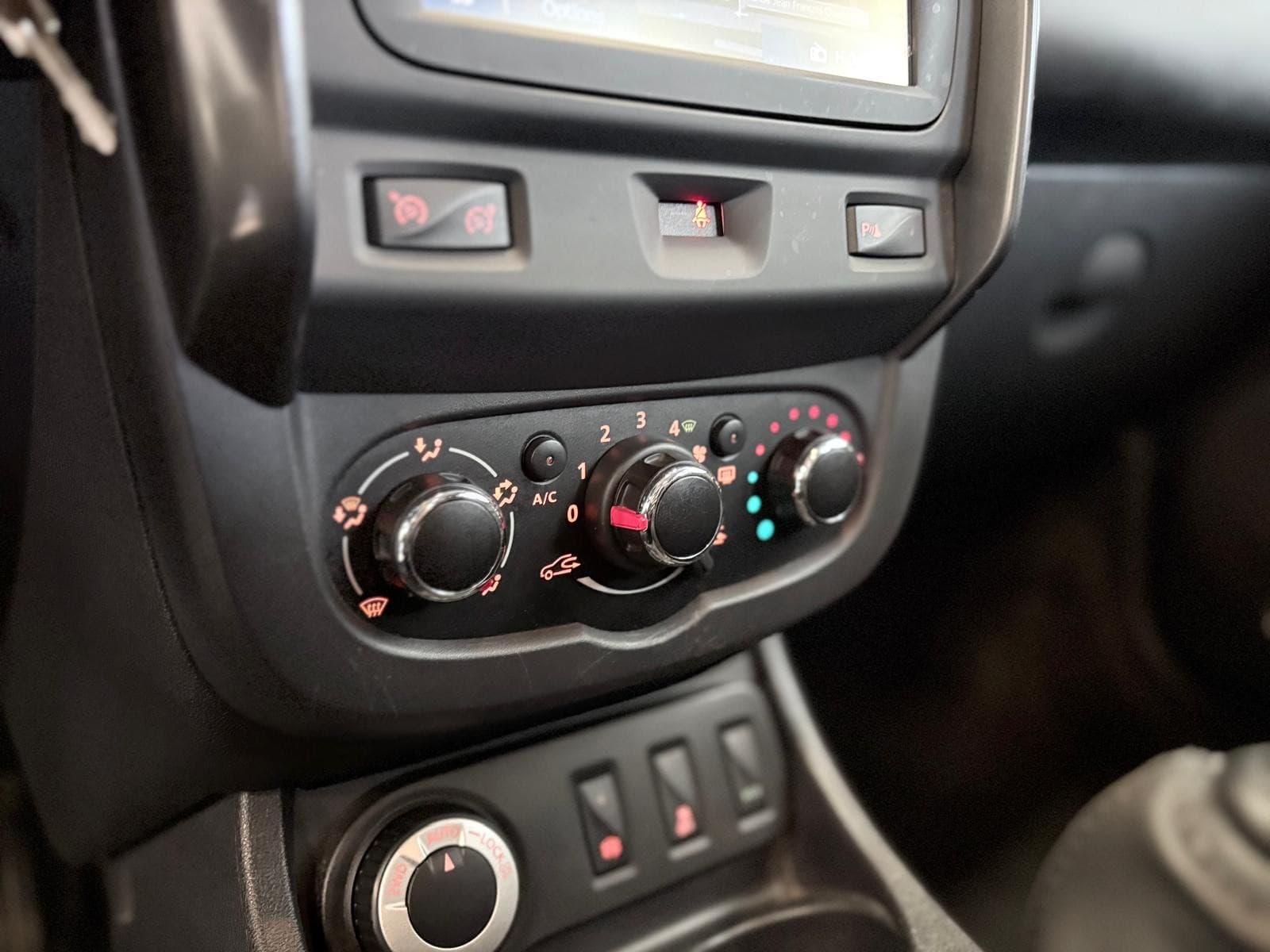 DACIA DUSTER TCe 125cv 4x4 Prestige Edition 2016 / Attelage / GPS / Camera — photo 12