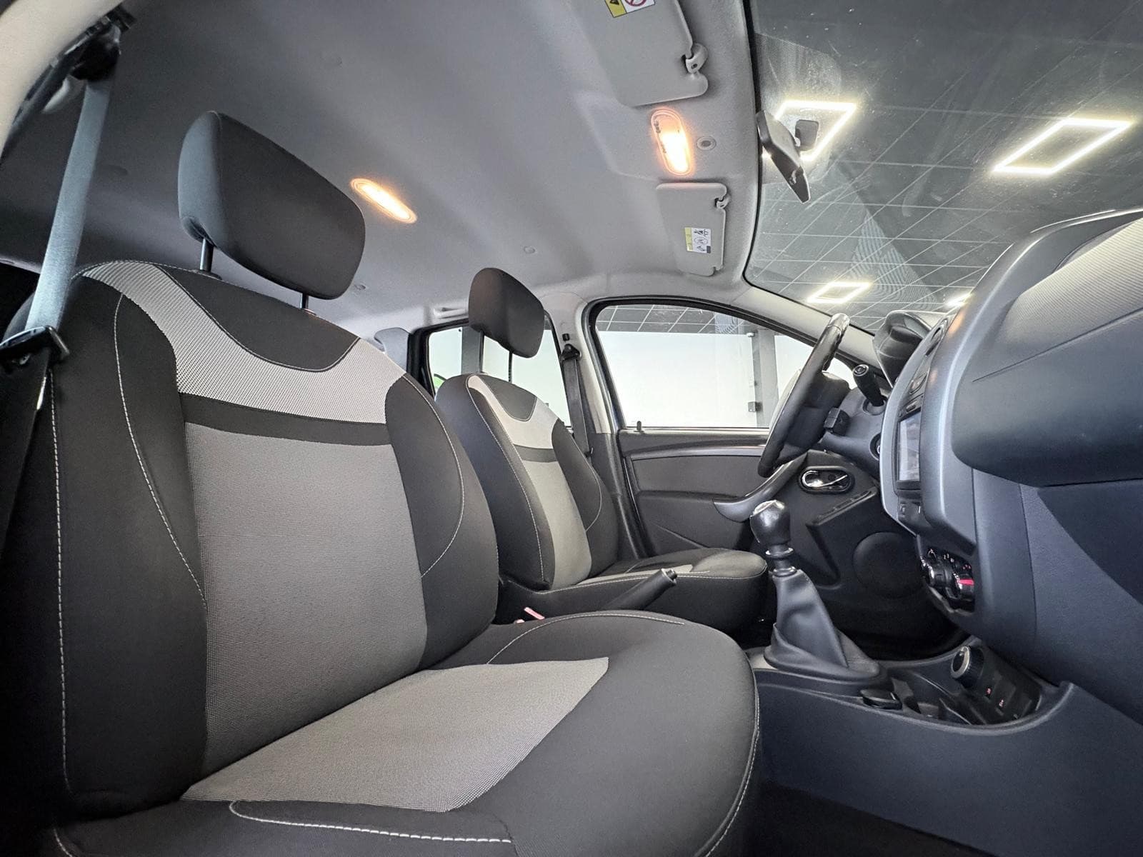 DACIA DUSTER TCe 125cv 4x4 Prestige Edition 2016 / Attelage / GPS / Camera — photo 4