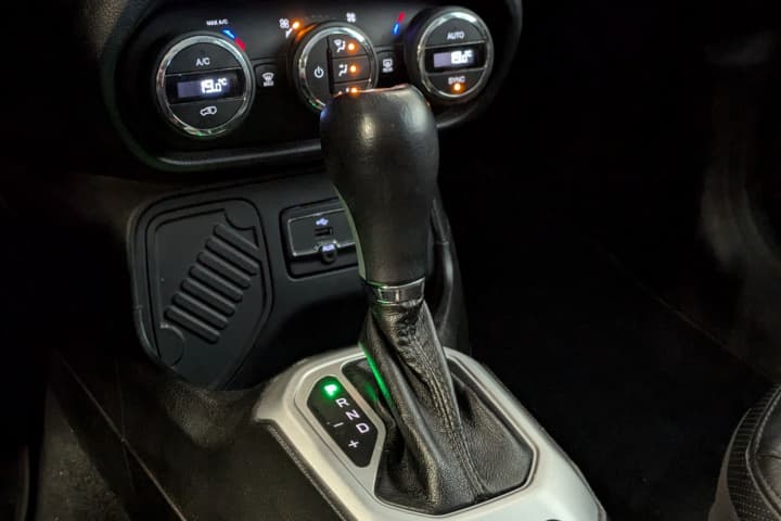JEEP RENEGADE 1.6 MultiJet 120cv BVR6 Limited / Cuir / GPS — photo 8