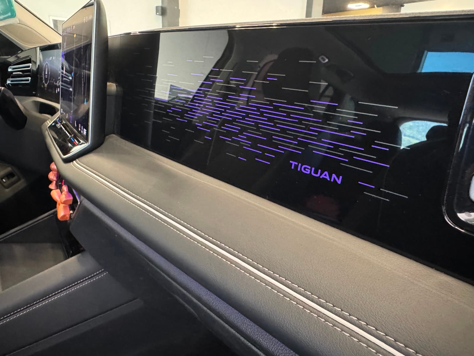 VOLKSWAGEN TIGUAN 2.0 TDI 150cv DSG7 Elegance / Toit Ouvrant / Camera 360 / Sièges Chauffants / CarPlay — photo 9