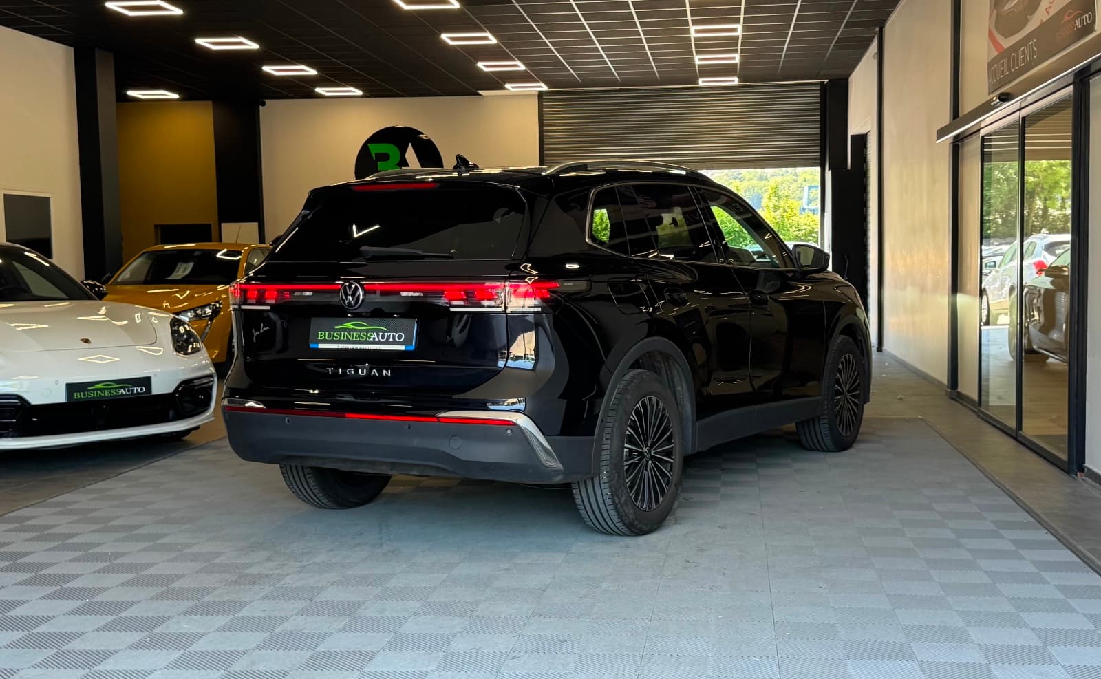 VOLKSWAGEN TIGUAN 2.0 TDI 150cv DSG7 Elegance / Toit Ouvrant / Camera 360 / Sièges Chauffants / CarPlay — photo 8