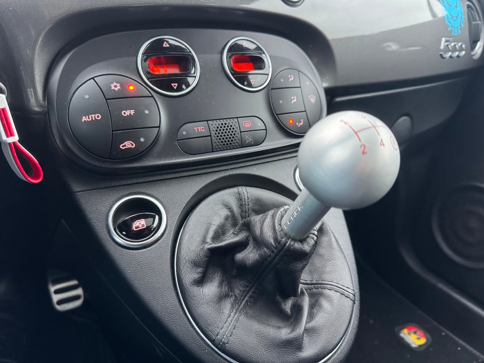 ABARTH 500 500 1.4 Turbo T-Jet 145cv BVM5 / Toit Ouvrant / GPS / Uconnect — photo 8