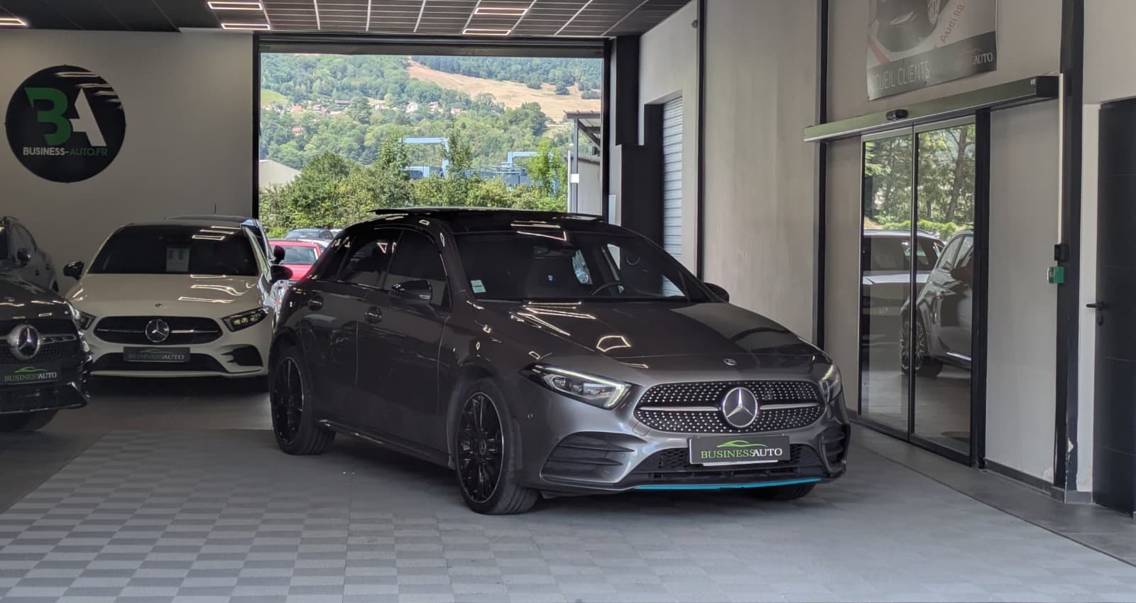 MERCEDES CLASSE A 250 e EQ POWER 8G-DCT AMG Line / Toit Ouvrant / Pack Premium + / Camera — photo 2