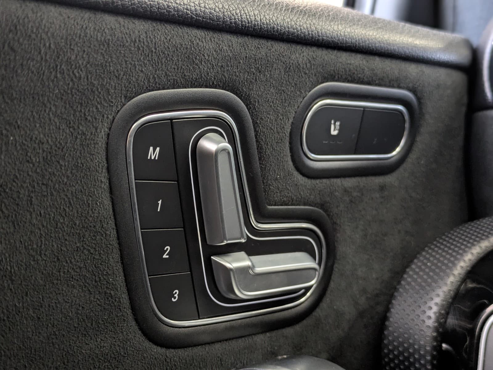MERCEDES CLASSE A 250 e EQ POWER 8G-DCT AMG Line / Toit Ouvrant / Pack Premium + / Camera — photo 11