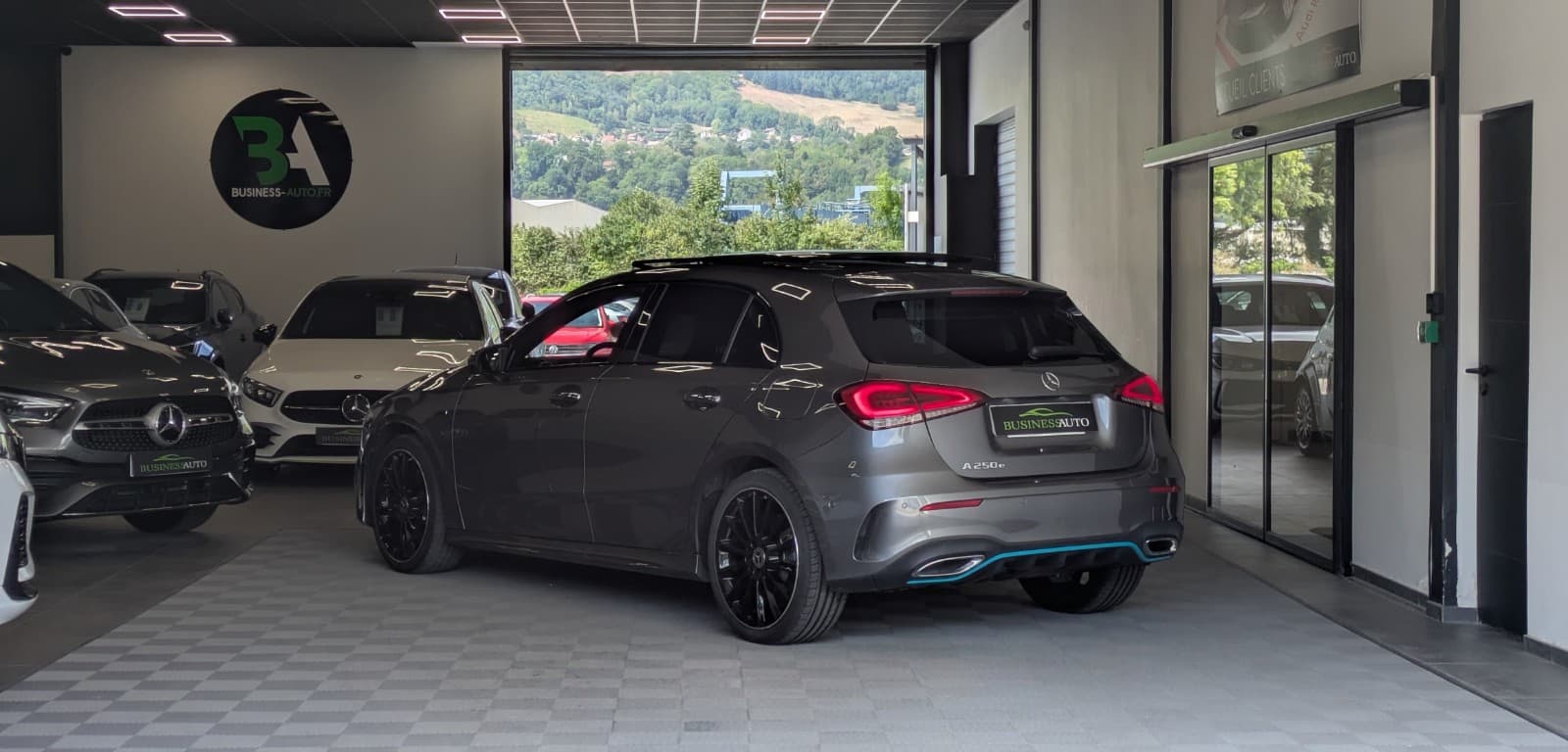 MERCEDES CLASSE A 250 e EQ POWER 8G-DCT AMG Line / Toit Ouvrant / Pack Premium + / Camera — photo 10