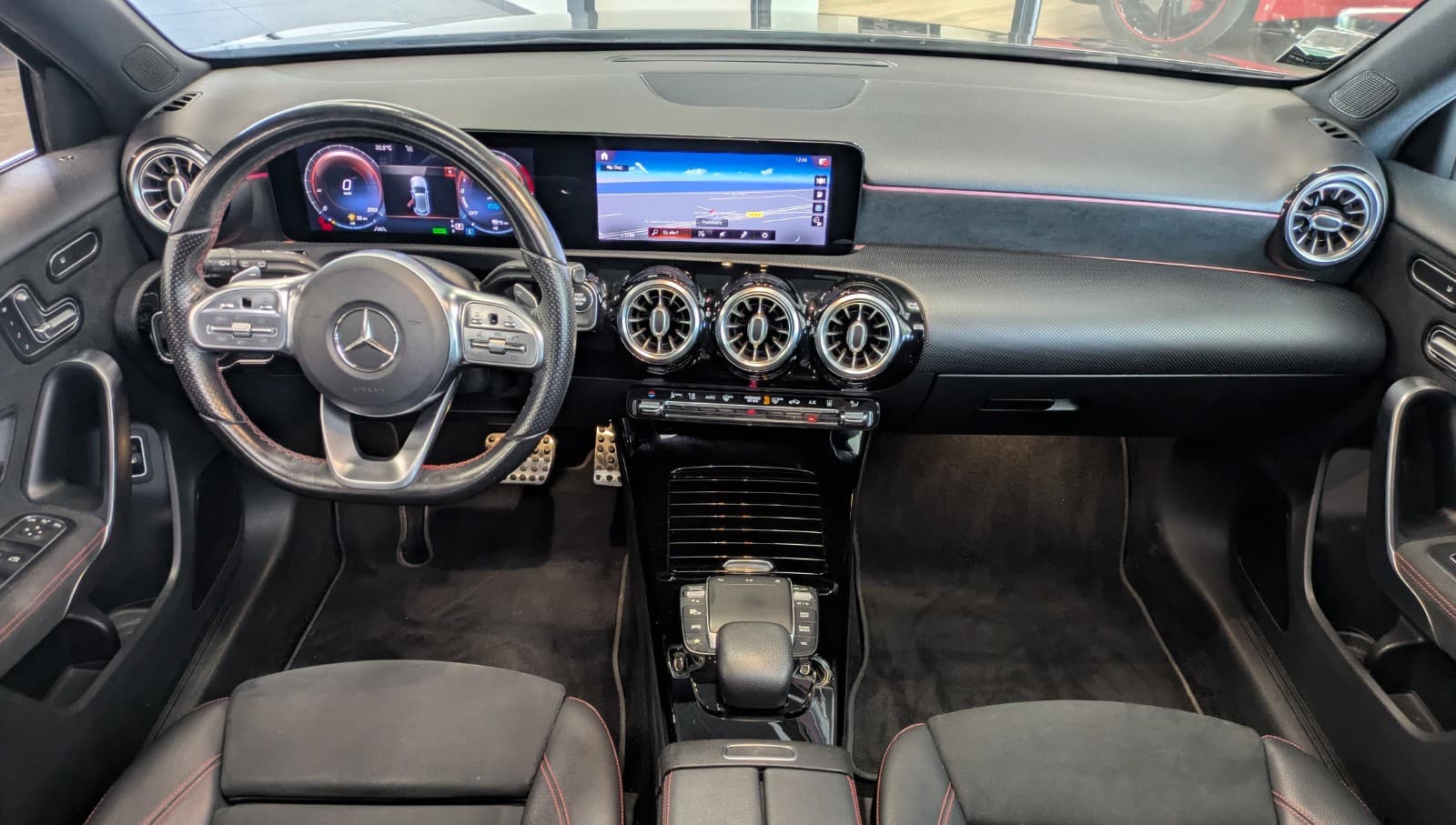 MERCEDES CLASSE A 250 e EQ POWER 8G-DCT AMG Line / Toit Ouvrant / Pack Premium + / Camera — photo 3