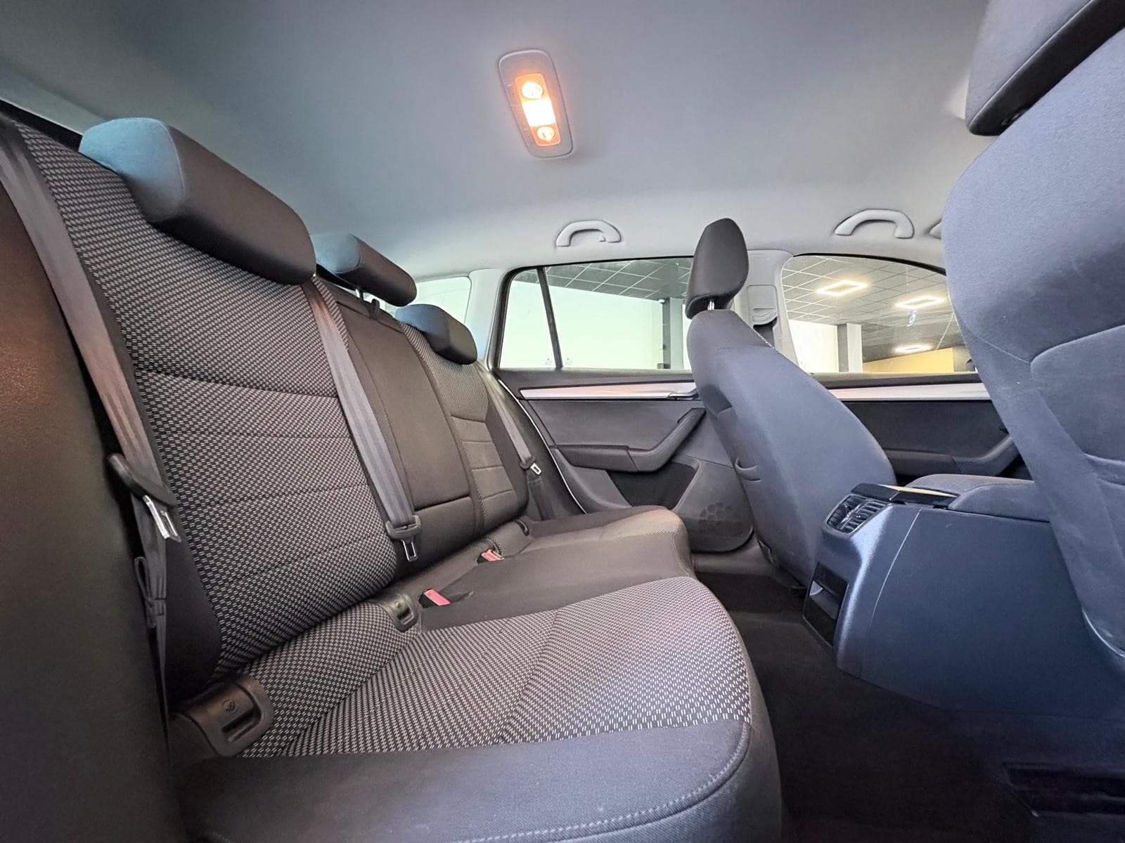 SKODA OCTAVIA 1.6 TDI 110cv Green Tec Business Plus / GPS / ParkPilot / Bluetooth — photo 4