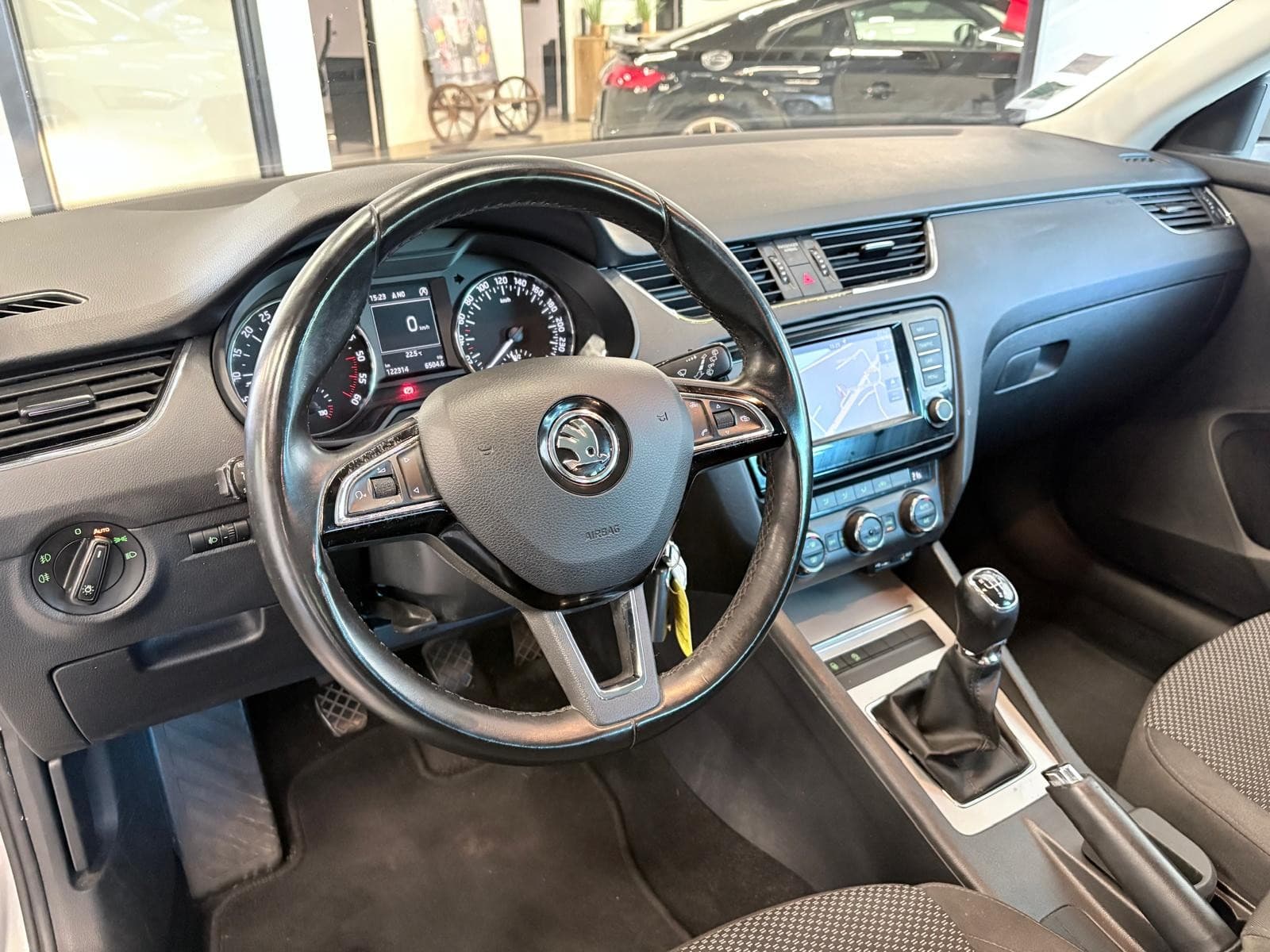 SKODA OCTAVIA 1.6 TDI 110cv Green Tec Business Plus / GPS / ParkPilot / Bluetooth — photo 6