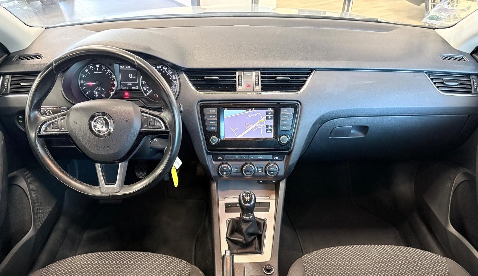 SKODA OCTAVIA 1.6 TDI 110cv Green Tec Business Plus / GPS / ParkPilot / Bluetooth — photo 3