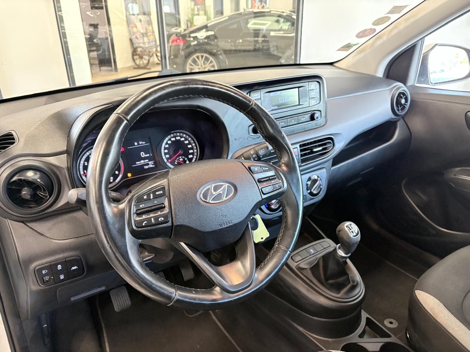 HYUNDAI I10 1.0 66CV BVM5 Initia / 5 Portes / Bluetooth / Détecteur Lignes Blanches — photo 3