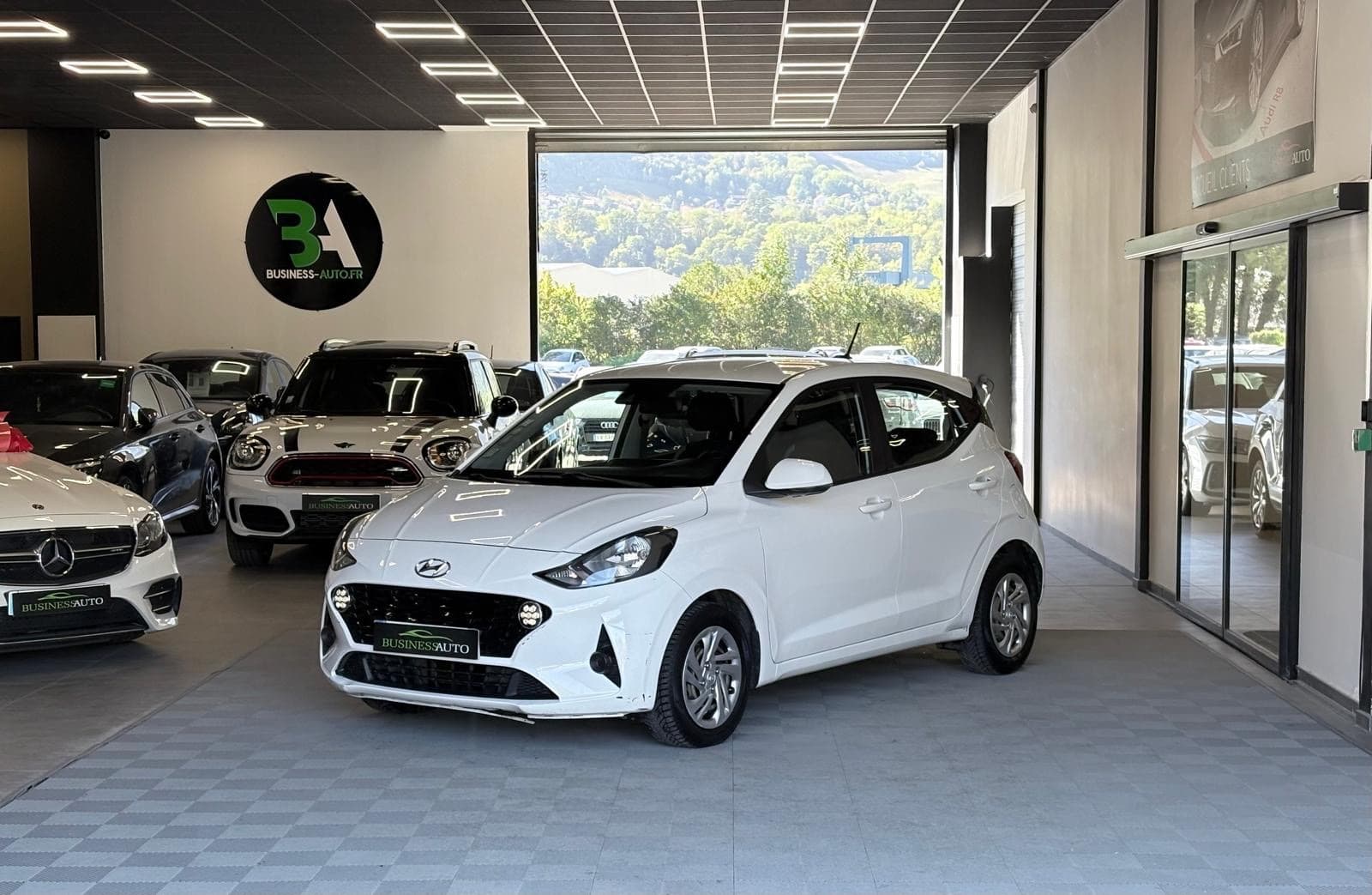 HYUNDAI I10 1.0 66CV BVM5 Initia / 5 Portes / Bluetooth / Détecteur Lignes Blanches — photo 1