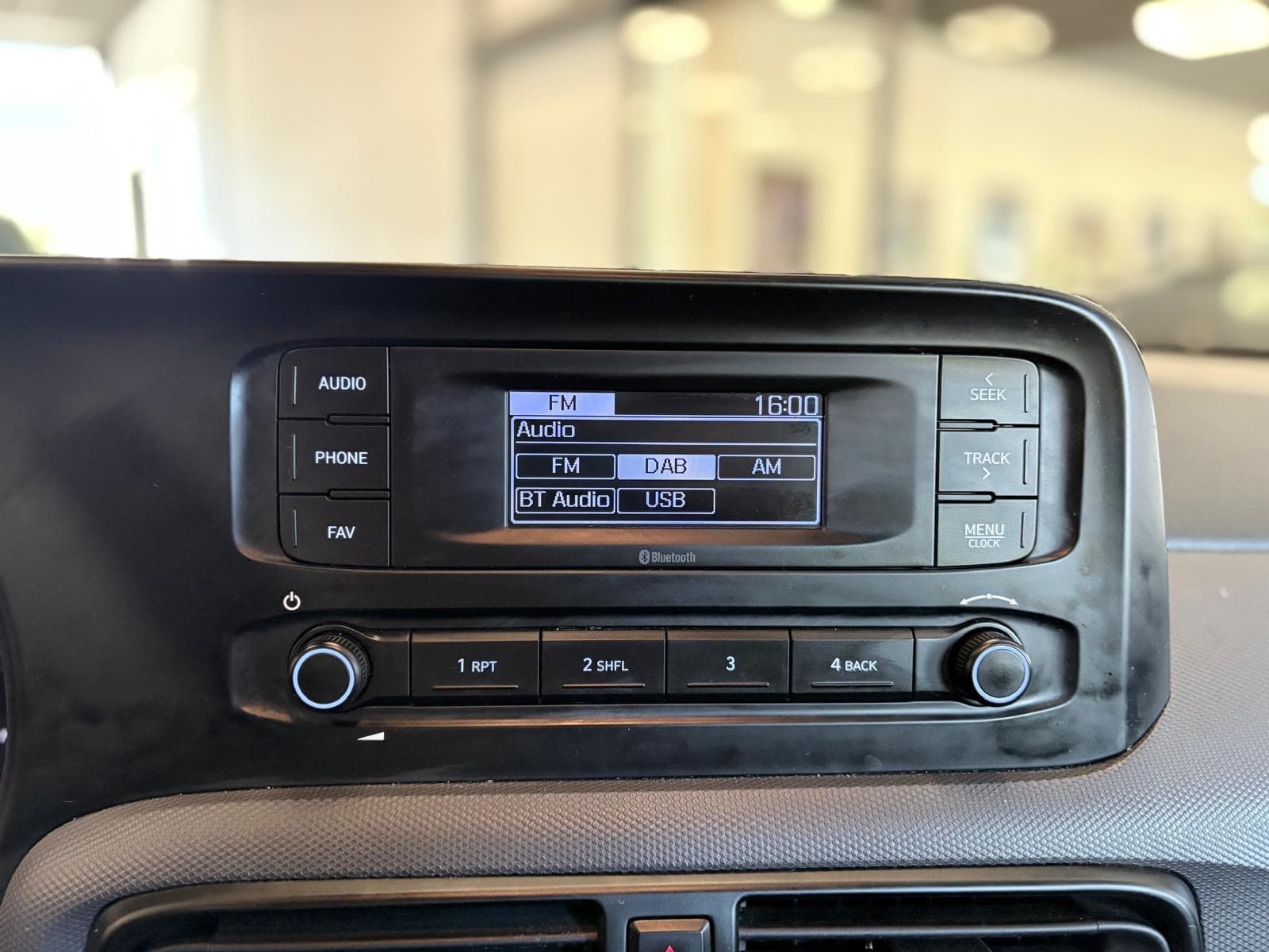 HYUNDAI I10 1.0 66CV BVM5 Initia / 5 Portes / Bluetooth / Détecteur Lignes Blanches — photo 9