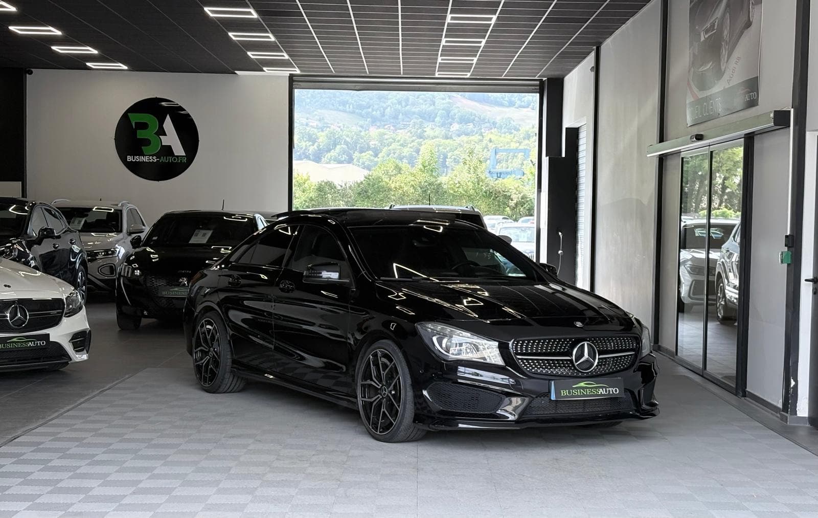 MERCEDES CLASSE CLA 200 156cv Fascination 7-G DCT / Pack AMG / Toit Ouvrant / CarPlay — photo 2