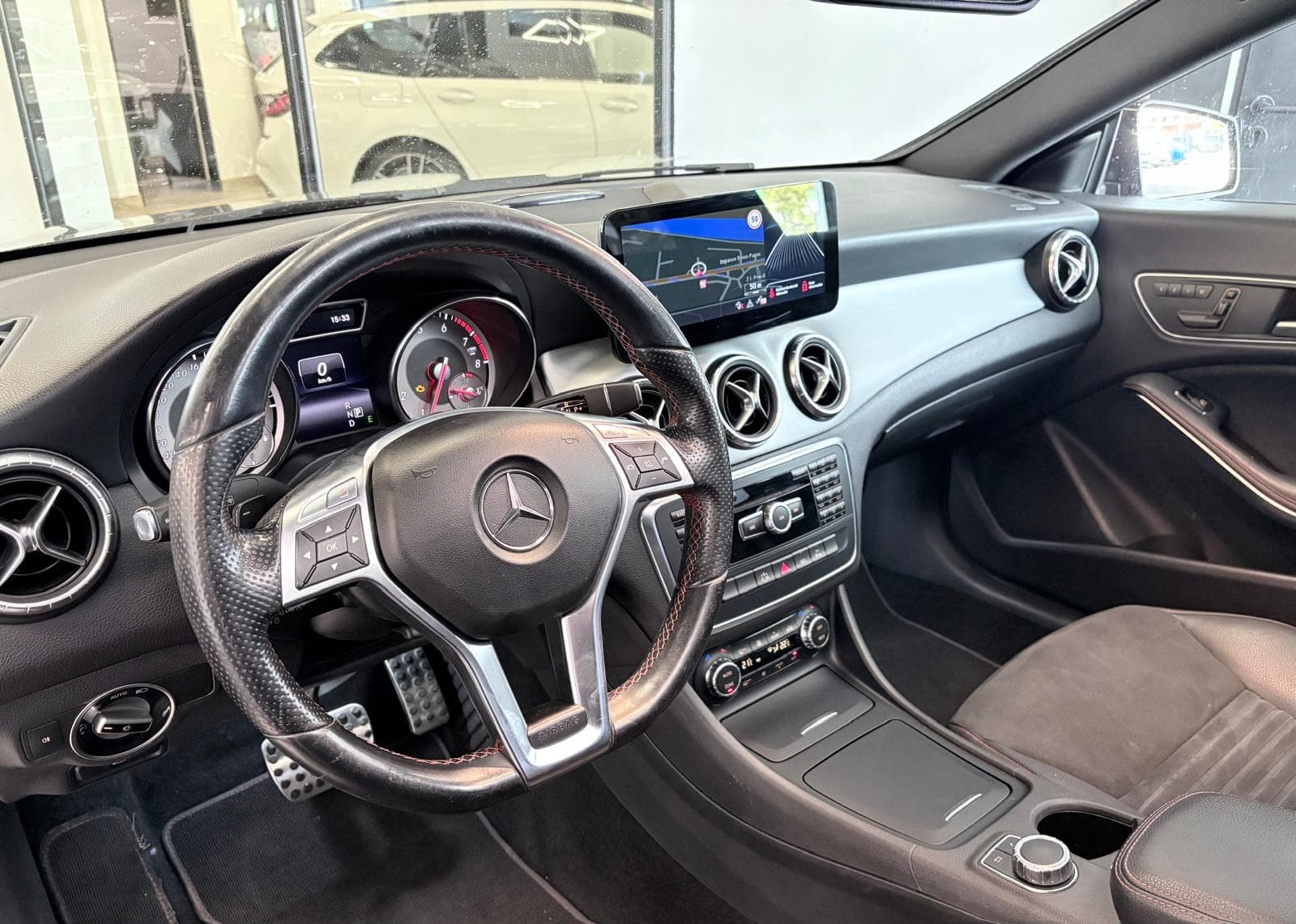 MERCEDES CLASSE CLA 200 156cv Fascination 7-G DCT / Pack AMG / Toit Ouvrant / CarPlay — photo 4
