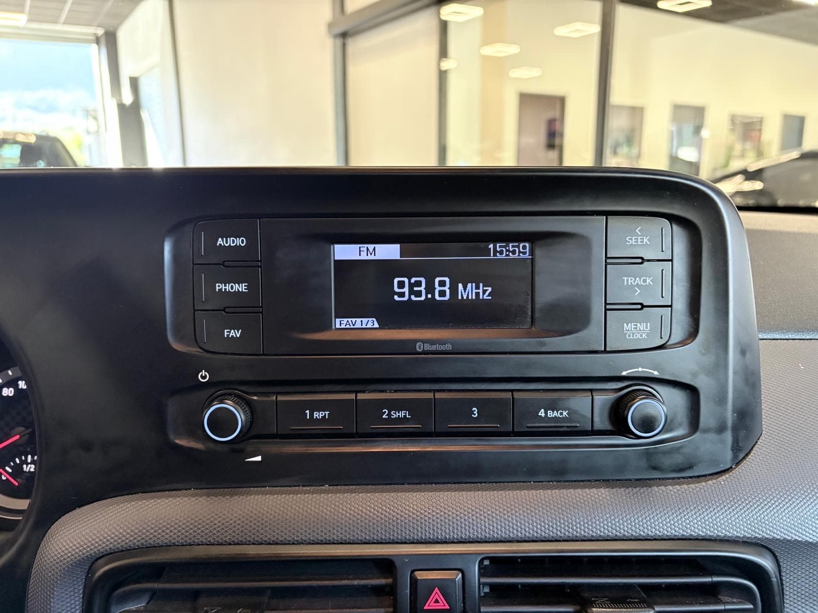 HYUNDAI I10 1.0 66CV BVM5 Initia / 5 Portes / Bluetooth / Détecteur Lignes Blanches — photo 10