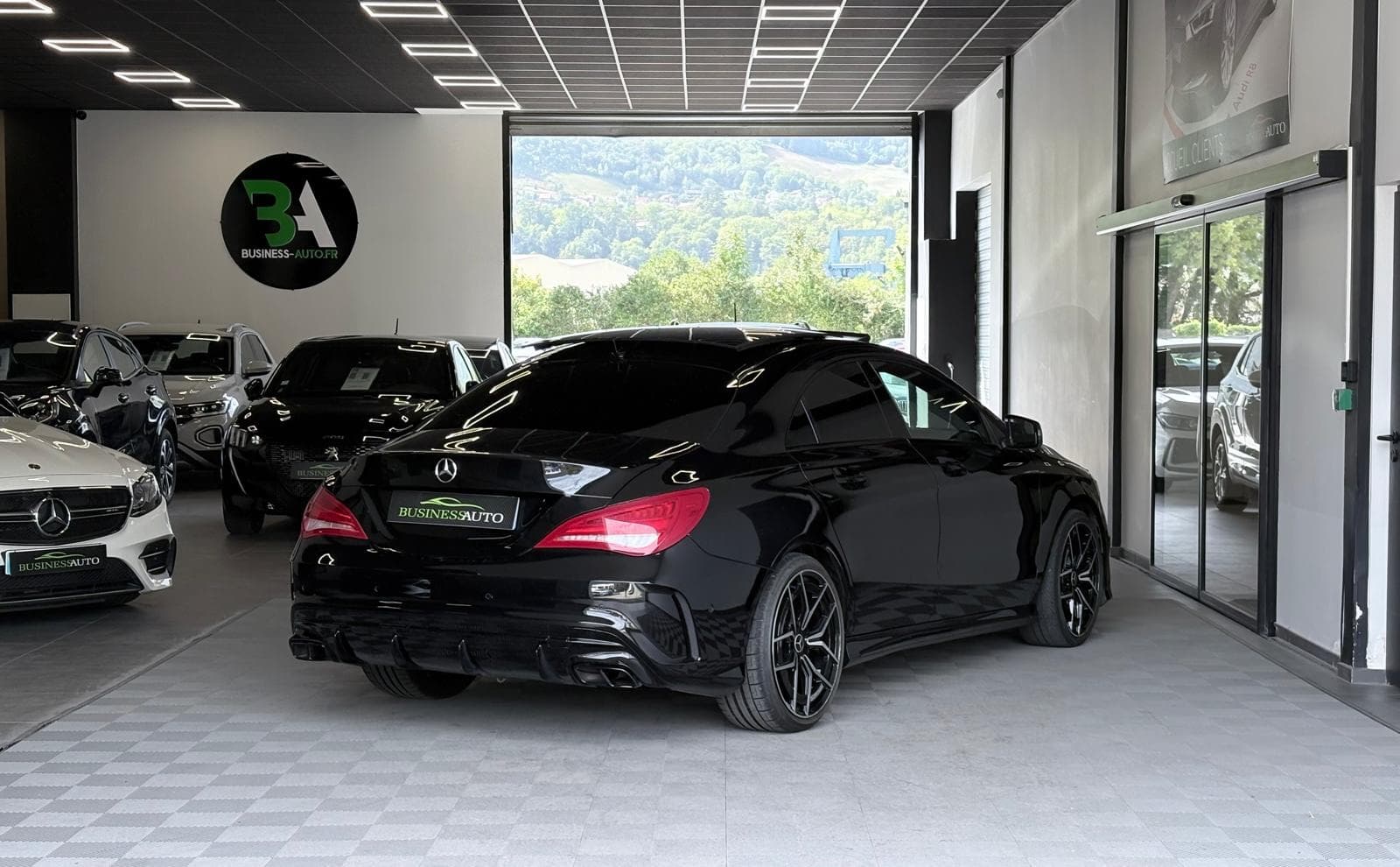 MERCEDES CLASSE CLA 200 156cv Fascination 7-G DCT / Pack AMG / Toit Ouvrant / CarPlay — photo 9