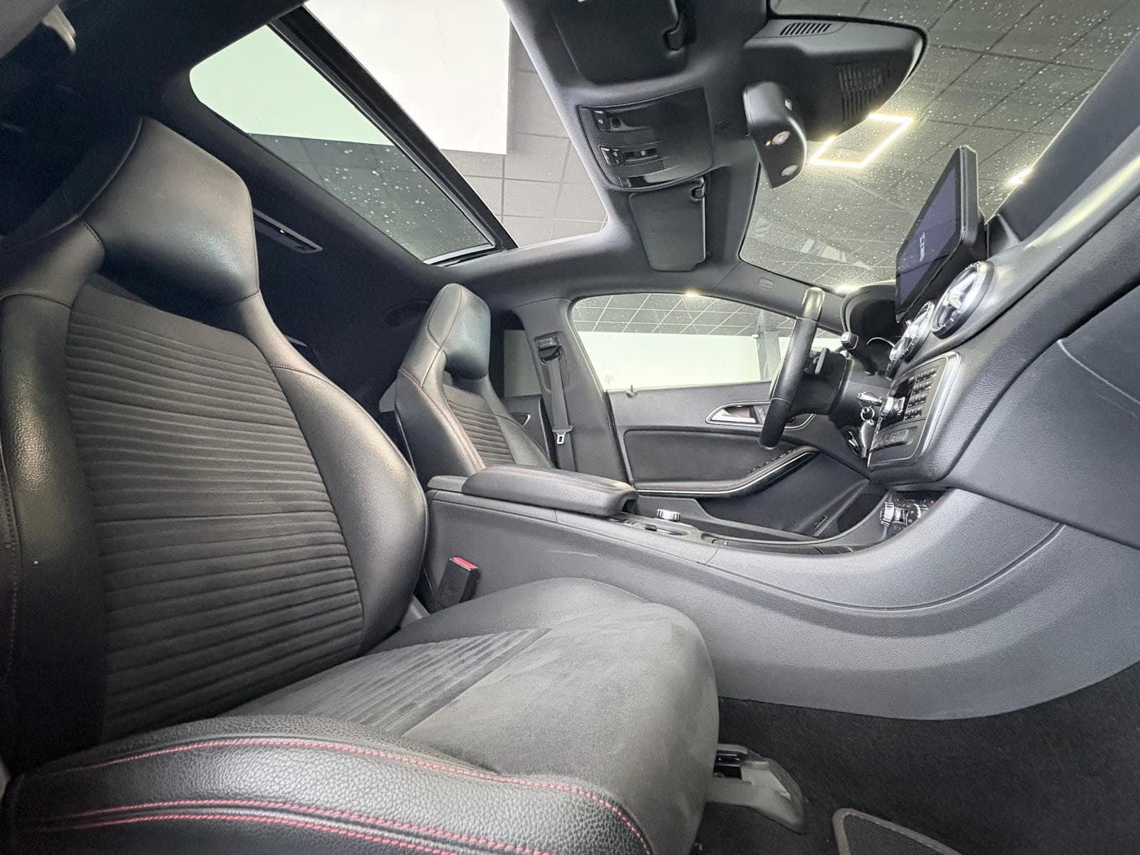 MERCEDES CLASSE CLA 200 156cv Fascination 7-G DCT / Pack AMG / Toit Ouvrant / CarPlay — photo 5