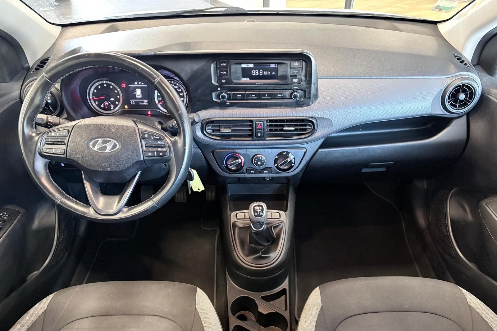 HYUNDAI I10 1.0 66CV BVM5 Initia / 5 Portes / Bluetooth / Détecteur Lignes Blanches — photo 5